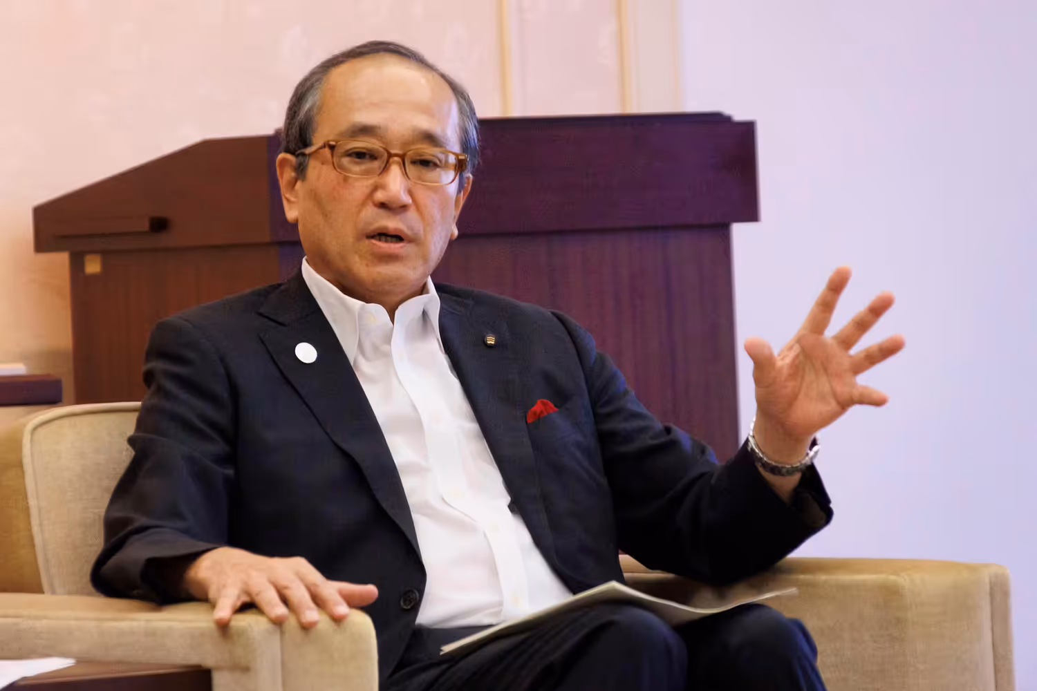 Kazumi Matsui, der Bürgermeister von Hiroshima, hat Trump eingeladen, seine Stadt zu besuchen, um mehr über die US-Atombomben zu erfahren.﻿