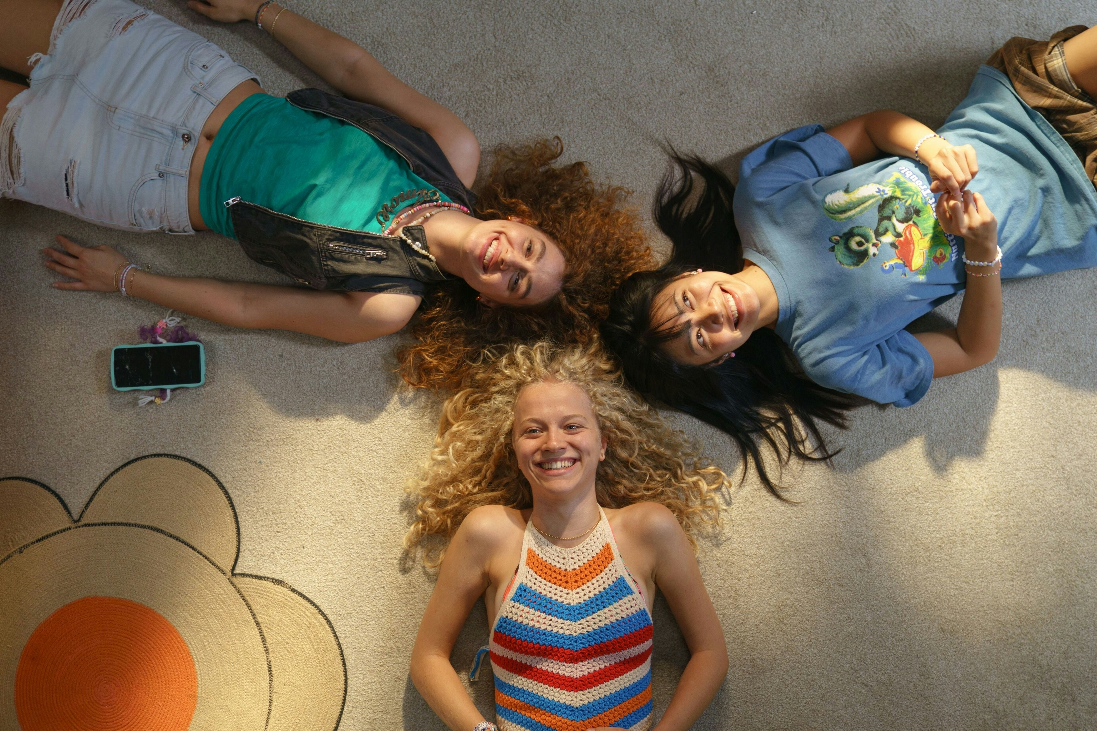 Spielen die titelgebenden Mädchen in der Neuauflage: Celina Barucki als Inken (u.), Julia Novohradsky als Vicky (l.) und Nhung Hong als Lena in "Mädchen Mädchen"