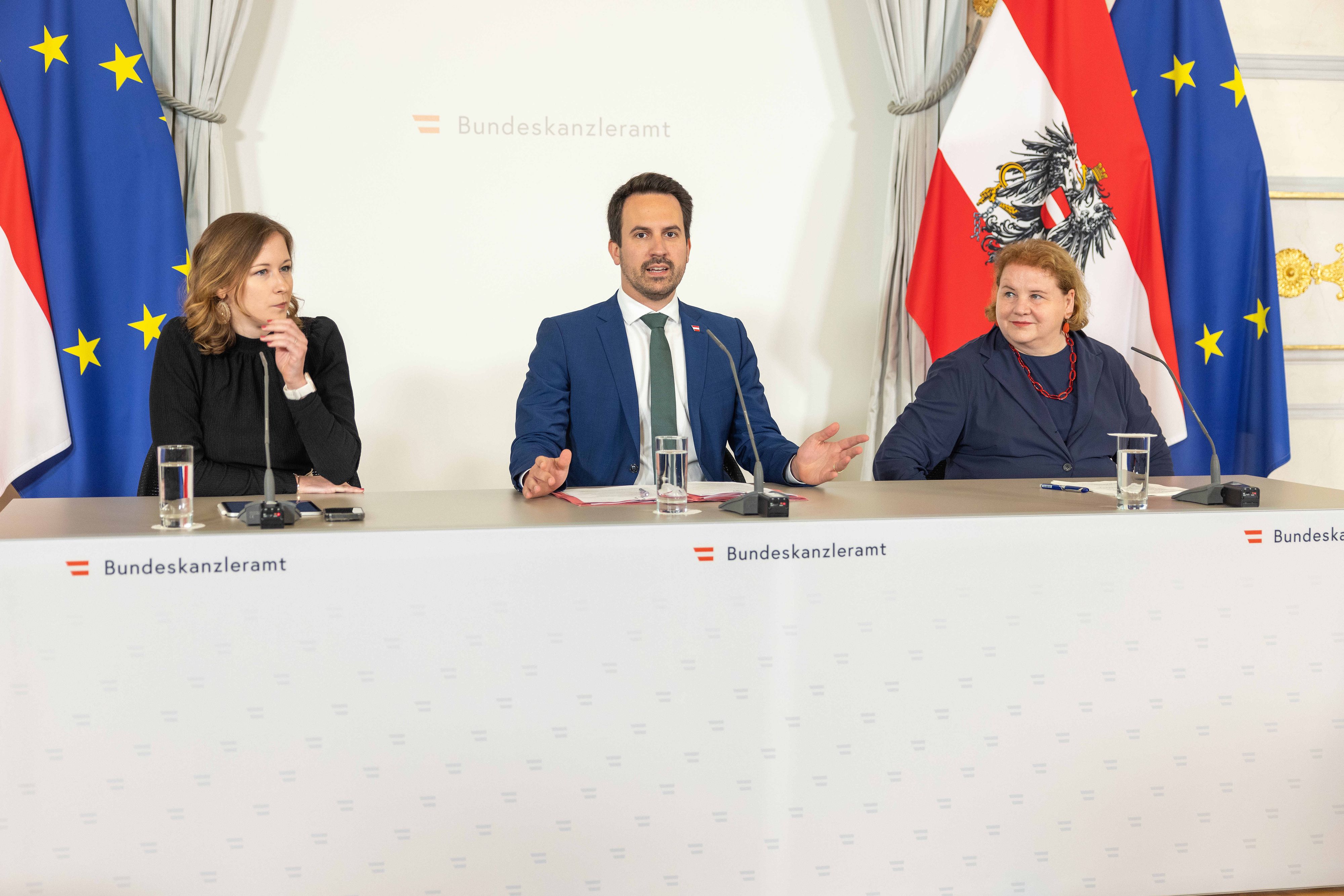 Jugendministerin Claudia Plakolm (ÖVP), Bildungsminister Christoph Wiederkehr (Neos) und Sozialministerin Korinna Schumann (SPÖ) beim Ministerrat am Mittwoch.