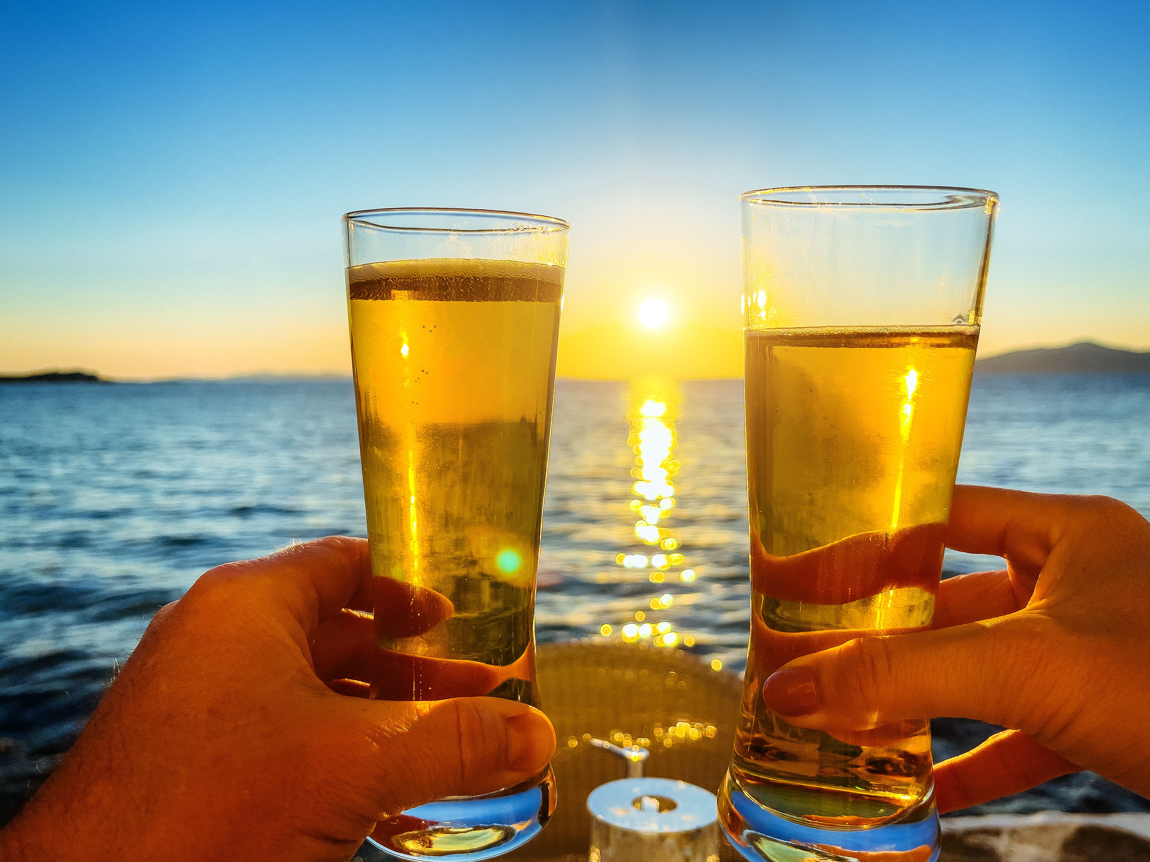 Auf der beliebten Urlaubsinsel Mykonos wird vor einer Strandbar mit exorbitanten Preisen gewarnt.