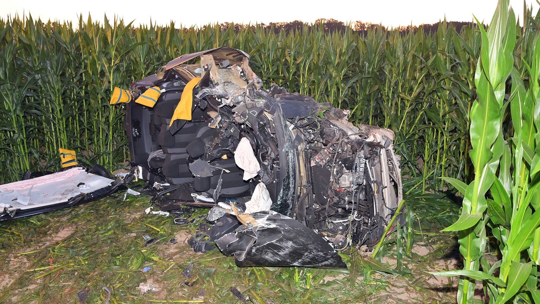 Heute.at - Auto bei Crash zerfetzt – Lenker ist auf der Stelle tot