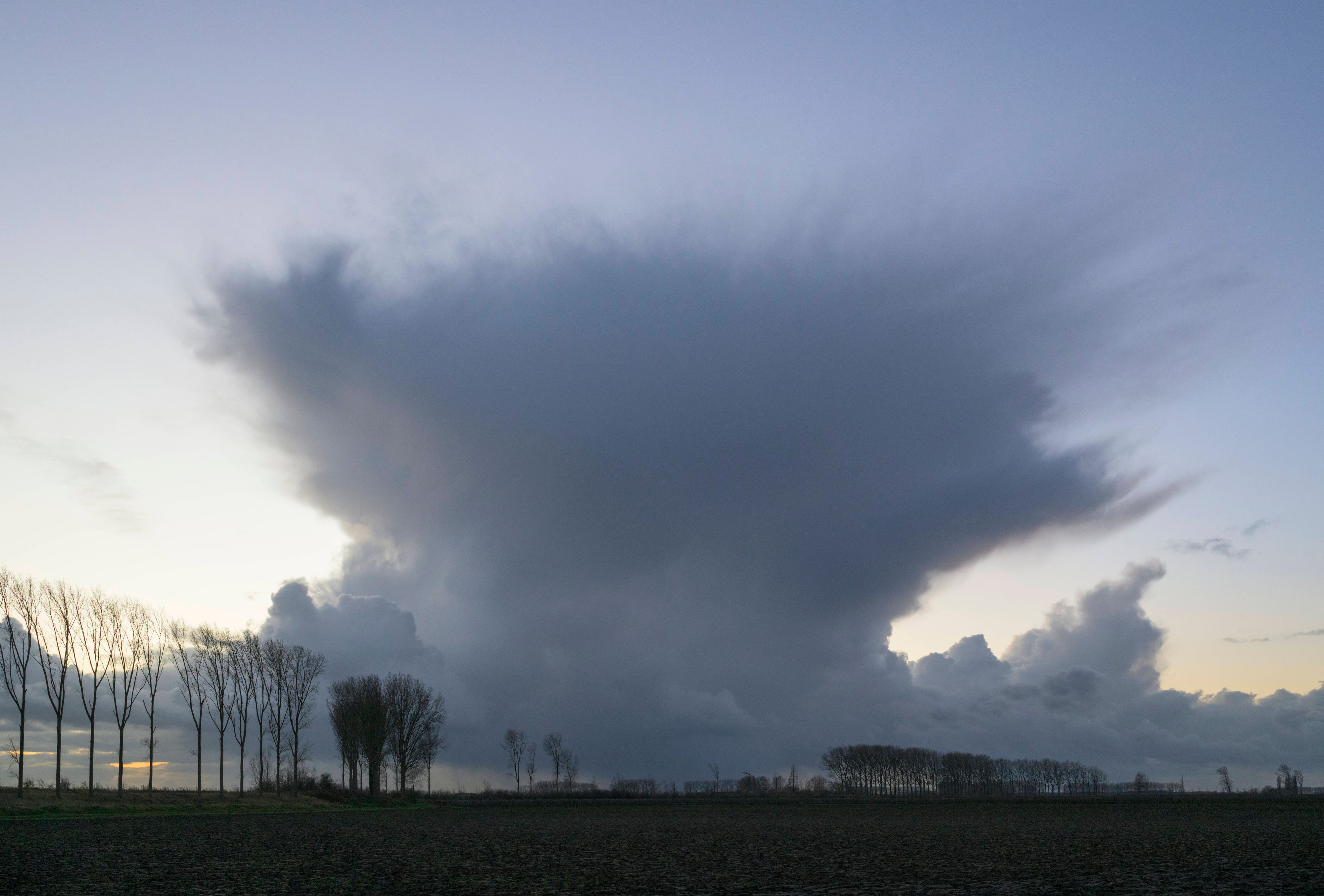 Ein heftiges Gewitter steuert am Mittwoch auf Österreich zu.