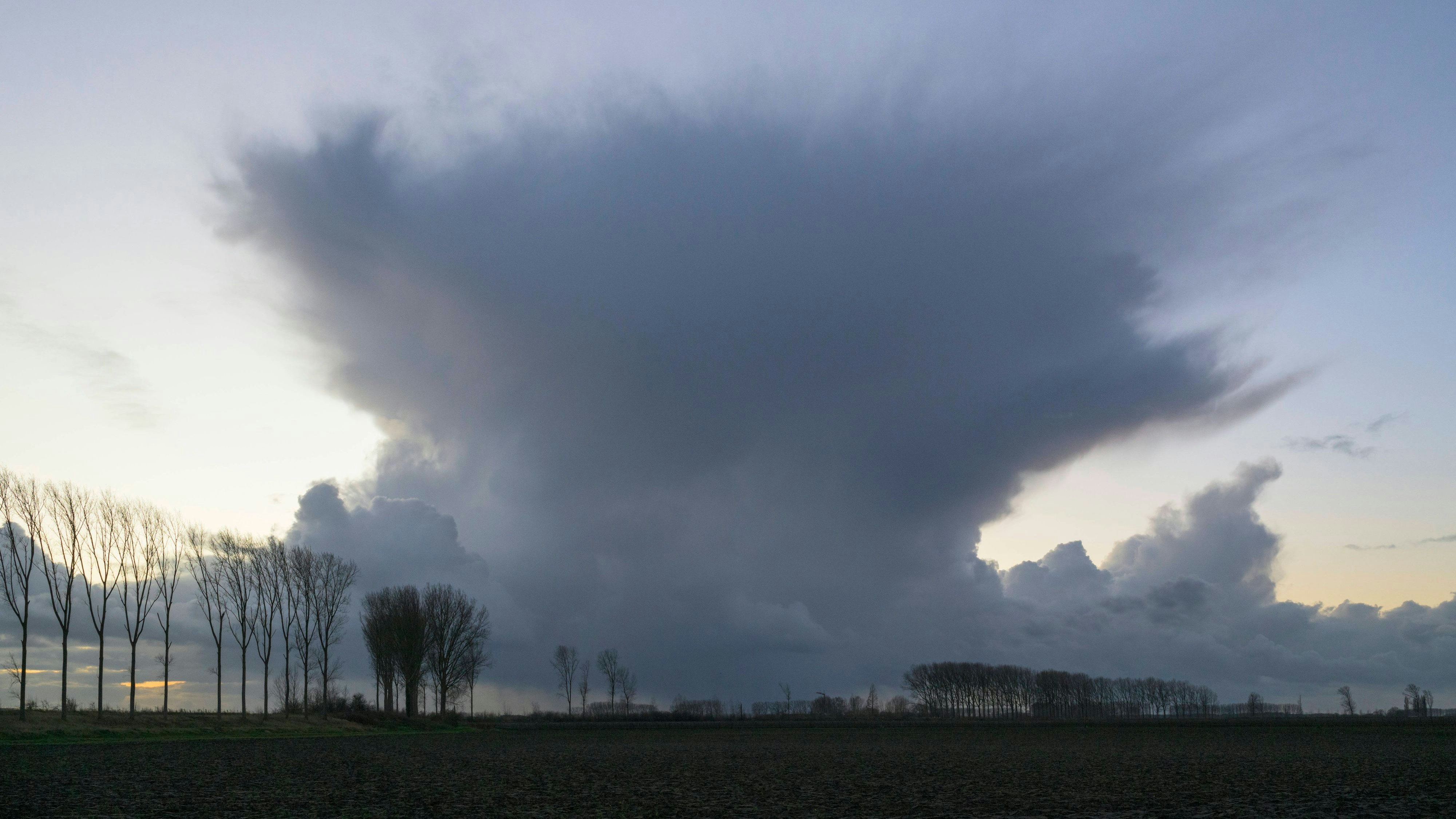 Ein heftiges Gewitter steuert am Mittwoch auf Österreich zu.