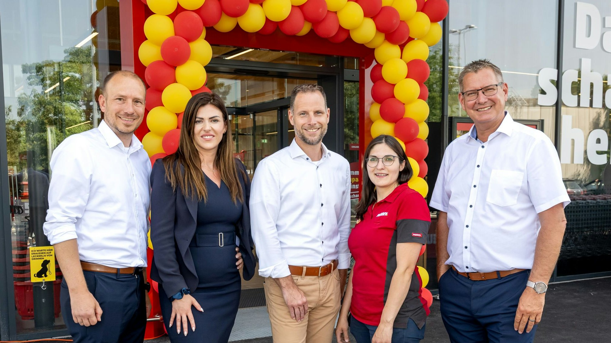 Thomas Ruhmer (Verkaufsleiter Fleisch), Sara Kotb (Verkaufsleiterin), Kai Pataky (Sprecher der Geschäftsführung), Elisabeth Reidinger (Filialleitung) und Georg Papai (Bezirksvorsteher) bei der Eröffnung der neuen Filiale.