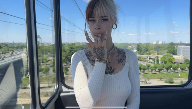Pornodarstellerin Sally Dinosaur hat während einer Seilbahnfahrt in Köln einen Sex-Film gedreht.