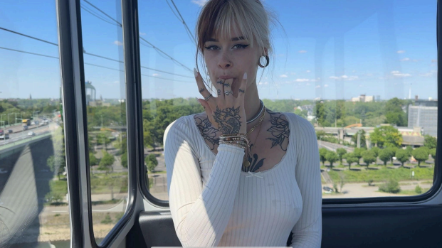 Heute.at - Keine Hose an! Plötzlich steht Polizei vor Sally (26)