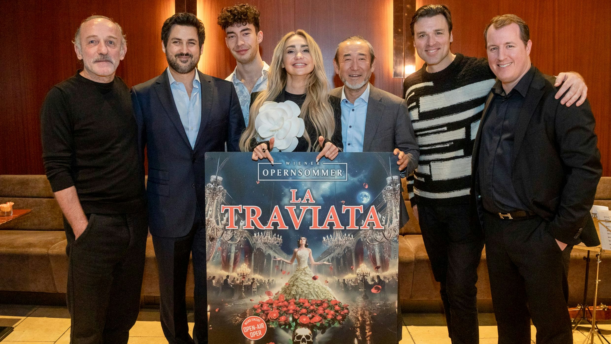 Wiener Opernsommer 2025 - Team mit u.a. Karl Markovics (links außen), Alexander Dimitrov (3. v.l.), Cristina Păsăroiu, Joji Hattori (dritter von rechts) und Dominik Am Zehnhoff Söns (rechts außen).