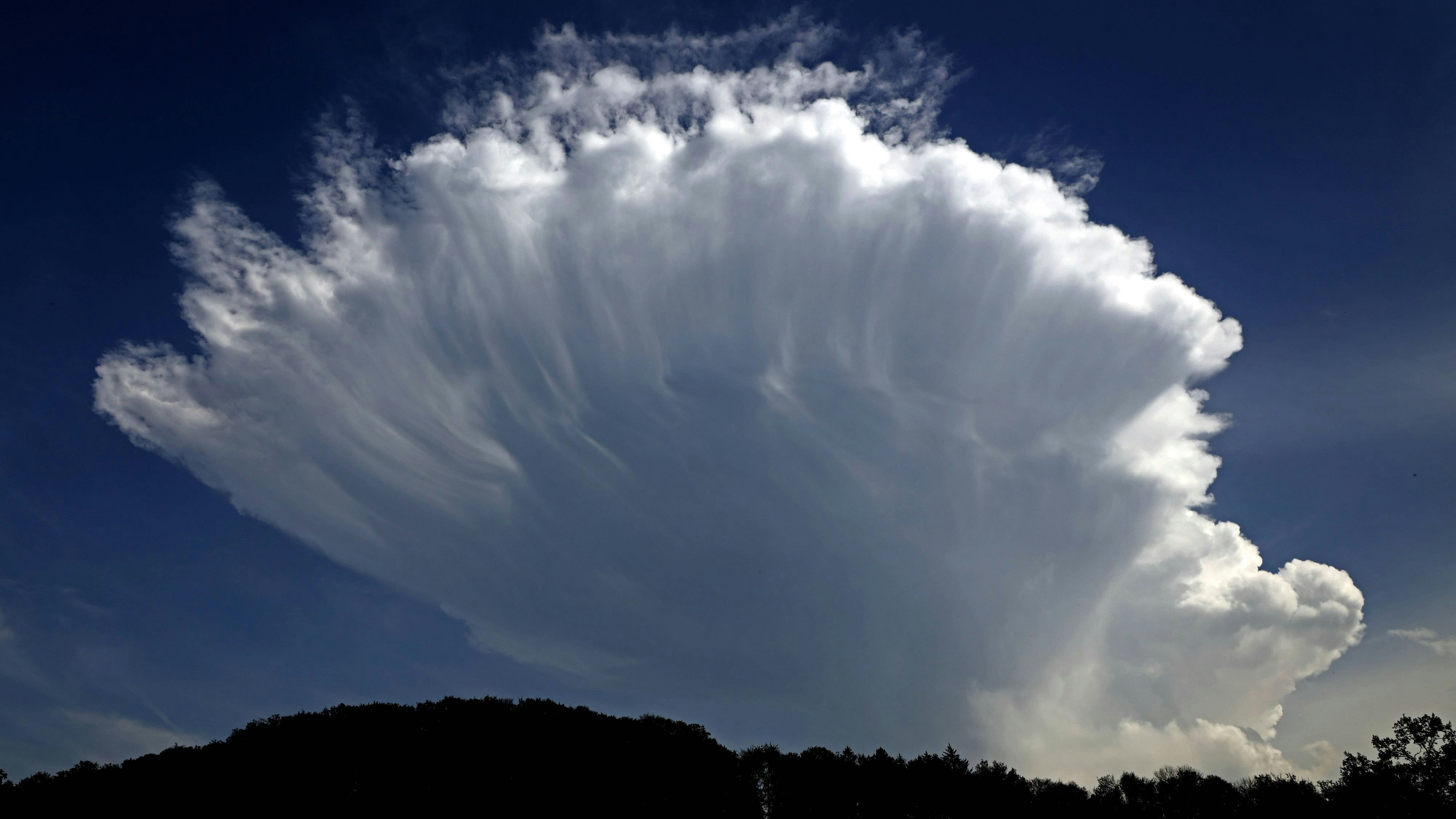 Heute.at - Hagel und Sintflutregen! Unwetter tobt in Österreich