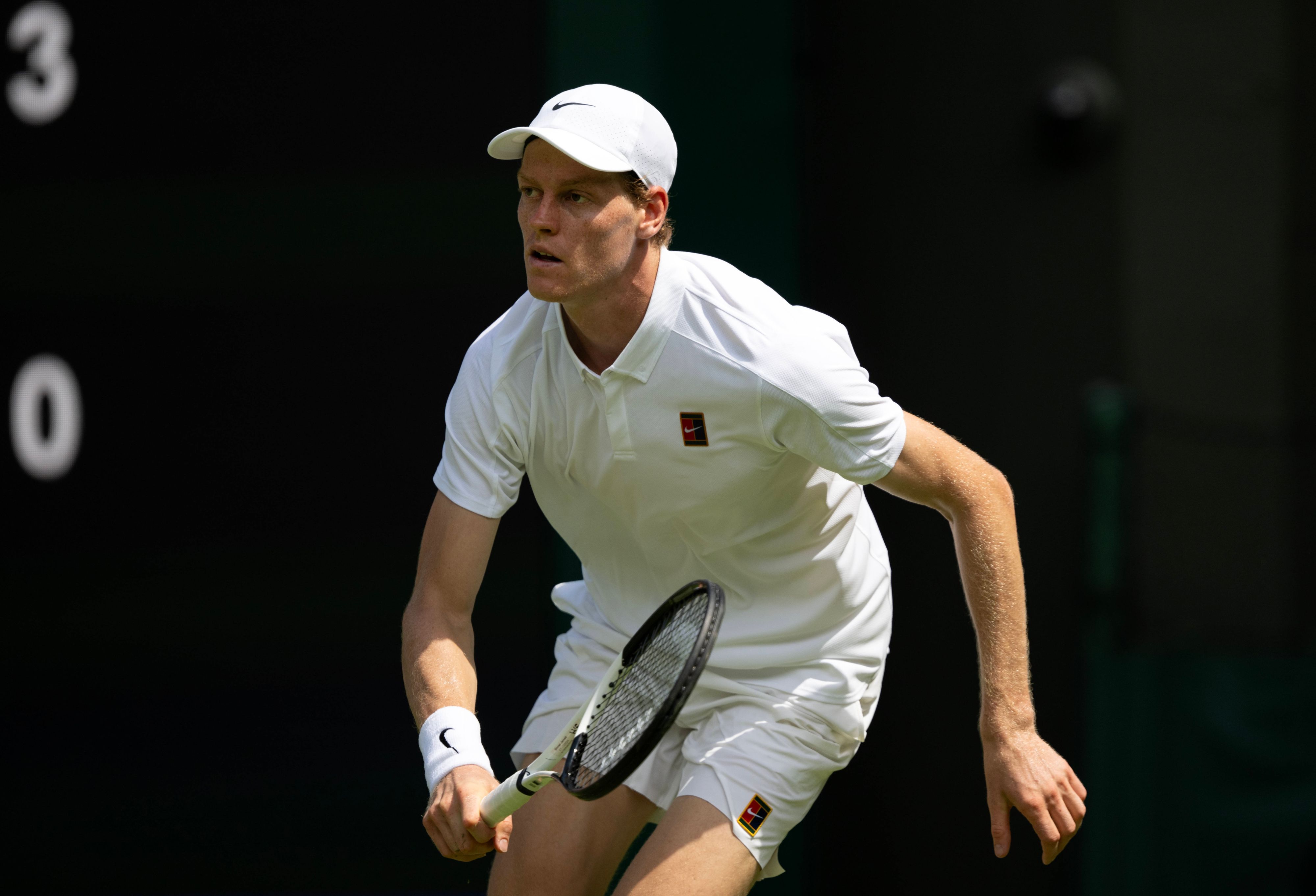 Jannik sinner schlägt zurzeit in Wimbledon auf.