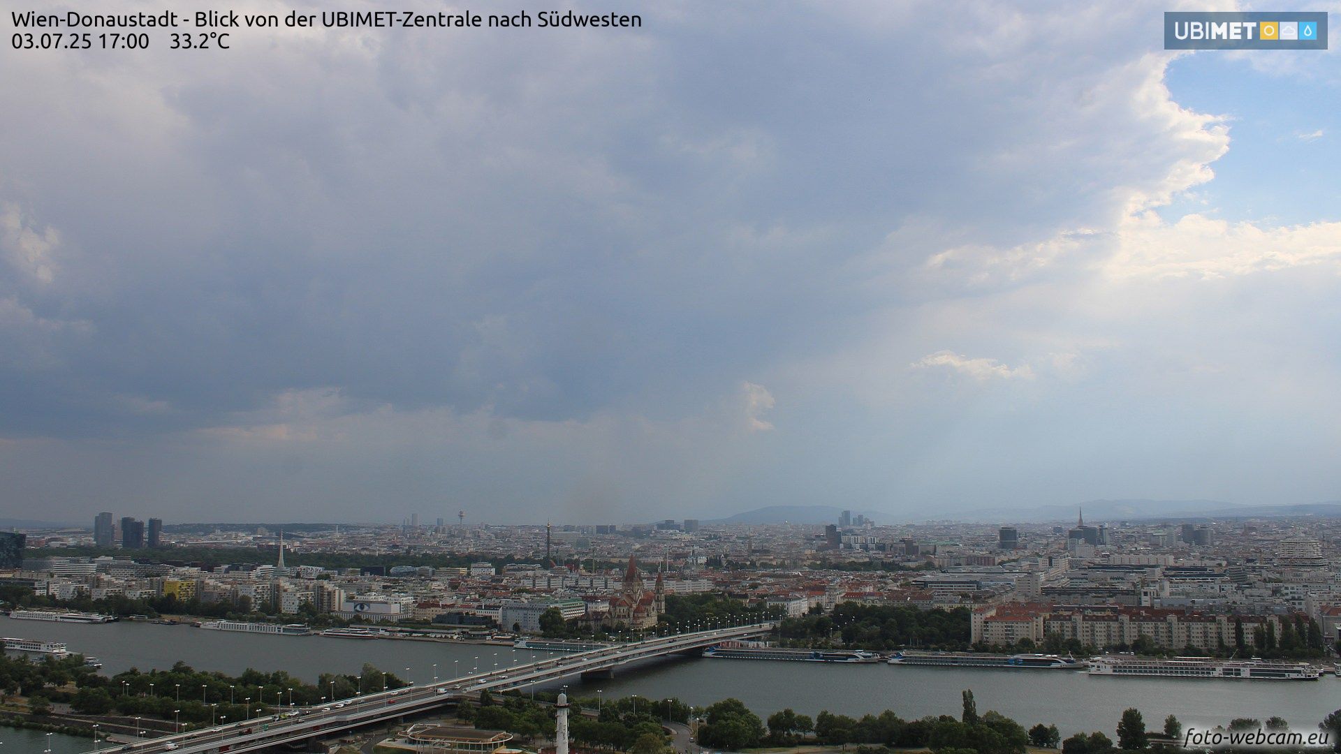 Die dunklen Gewitterwolken erreichten gegen 17 Uhr die Bundeshauptstadt.