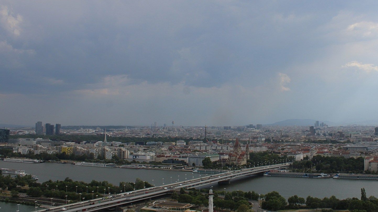Die dunklen Gewitterwolken erreichten gegen 17 Uhr die Bundeshauptstadt.