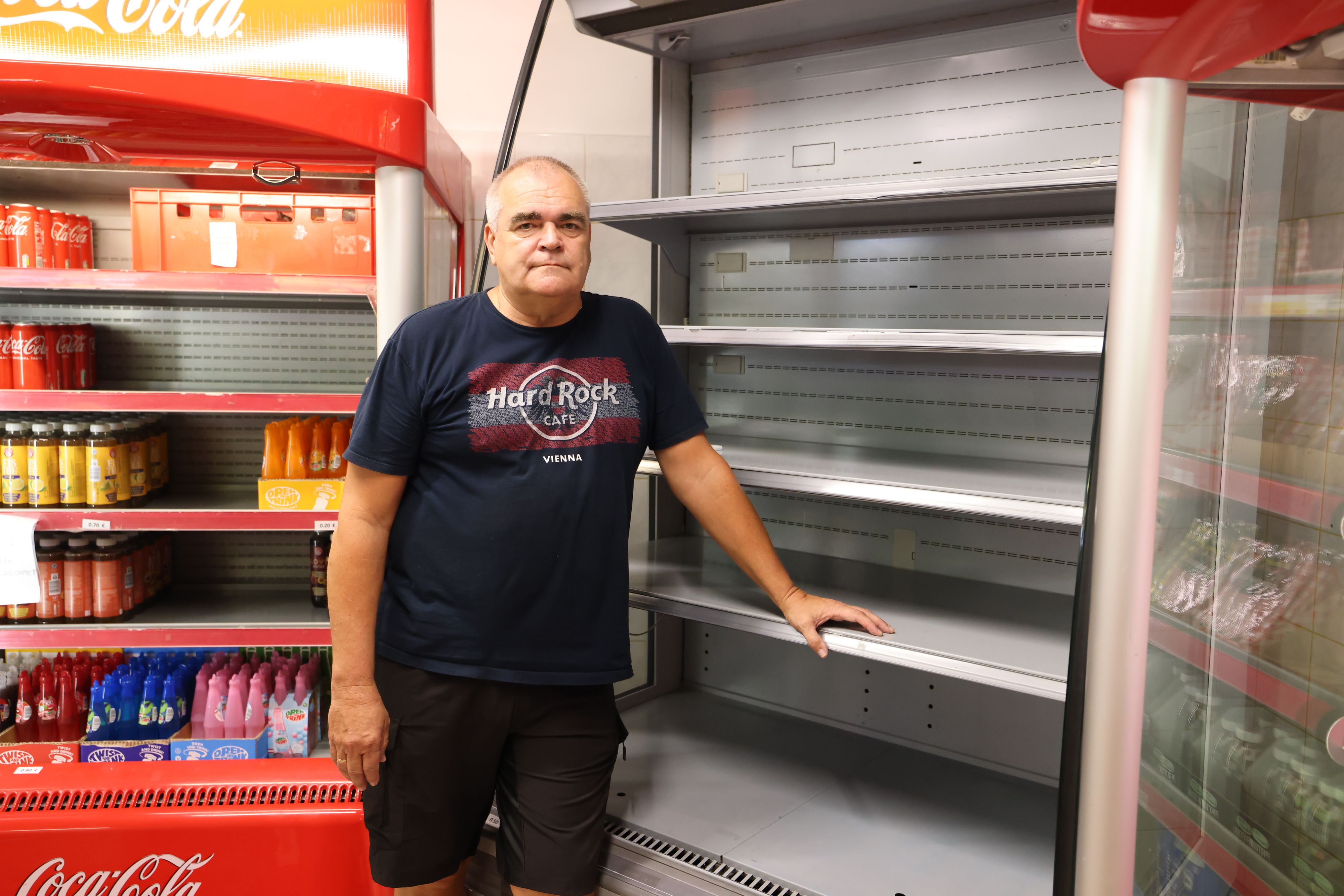 Sozialmarkt-Mitarbeiter Wolfgang (63) vor dem leeren Regal.