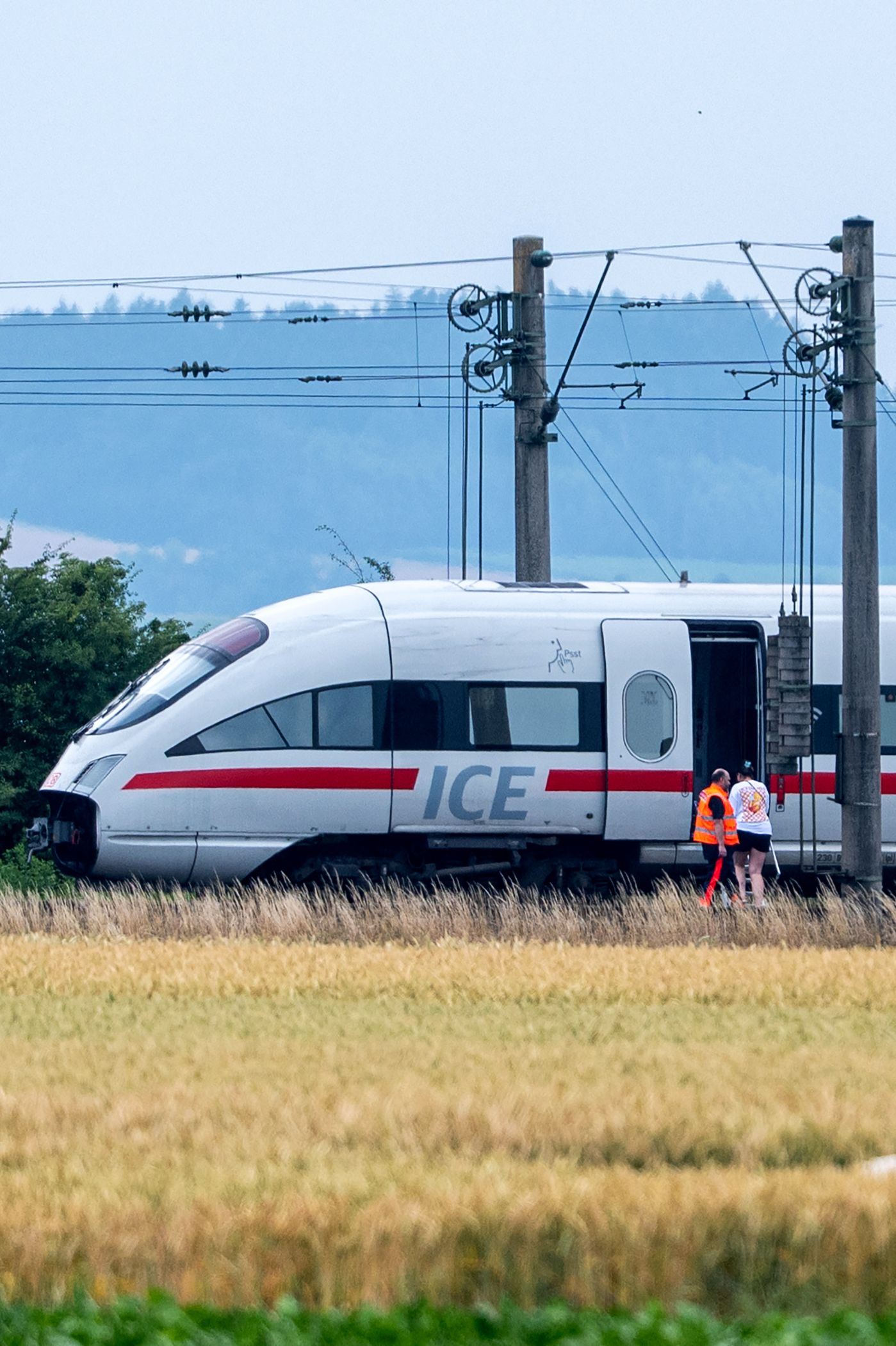 Axt-Angriff in ICE: Die Bilder des Großeinsatz im bayrischen Straßkirchen am 3. Juli 2025.