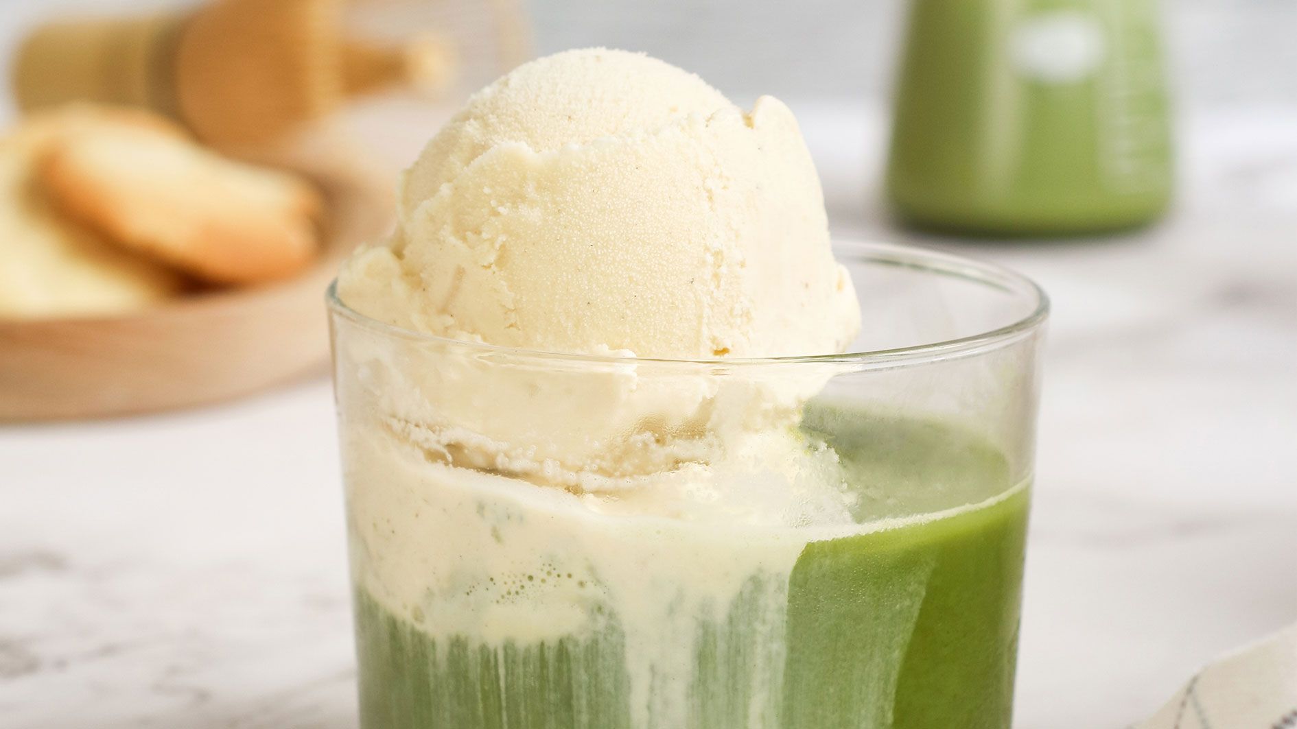 Vanilleeis trifft auf heißen, leuchtend grünen Matcha-Shot.
