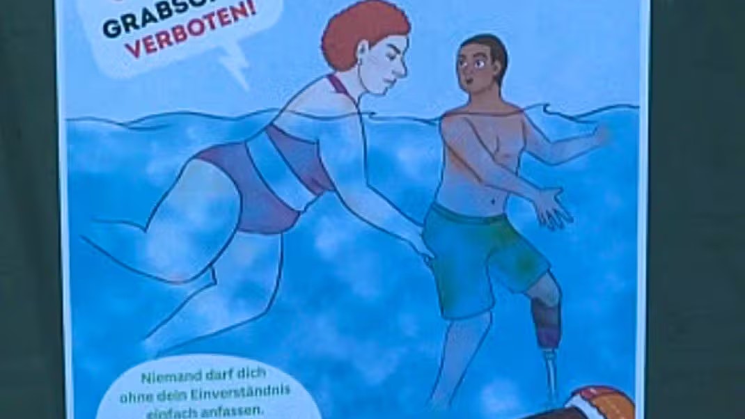 In einem Schwimmbad im deutschen Büren sorgt ein Plakat gegen sexuelle Übergriffe für Aufsehen: Es zeigt eine rothaarige Frau, die einem schwarzen Buben mit Beinprothese an das Gesäß fasst.