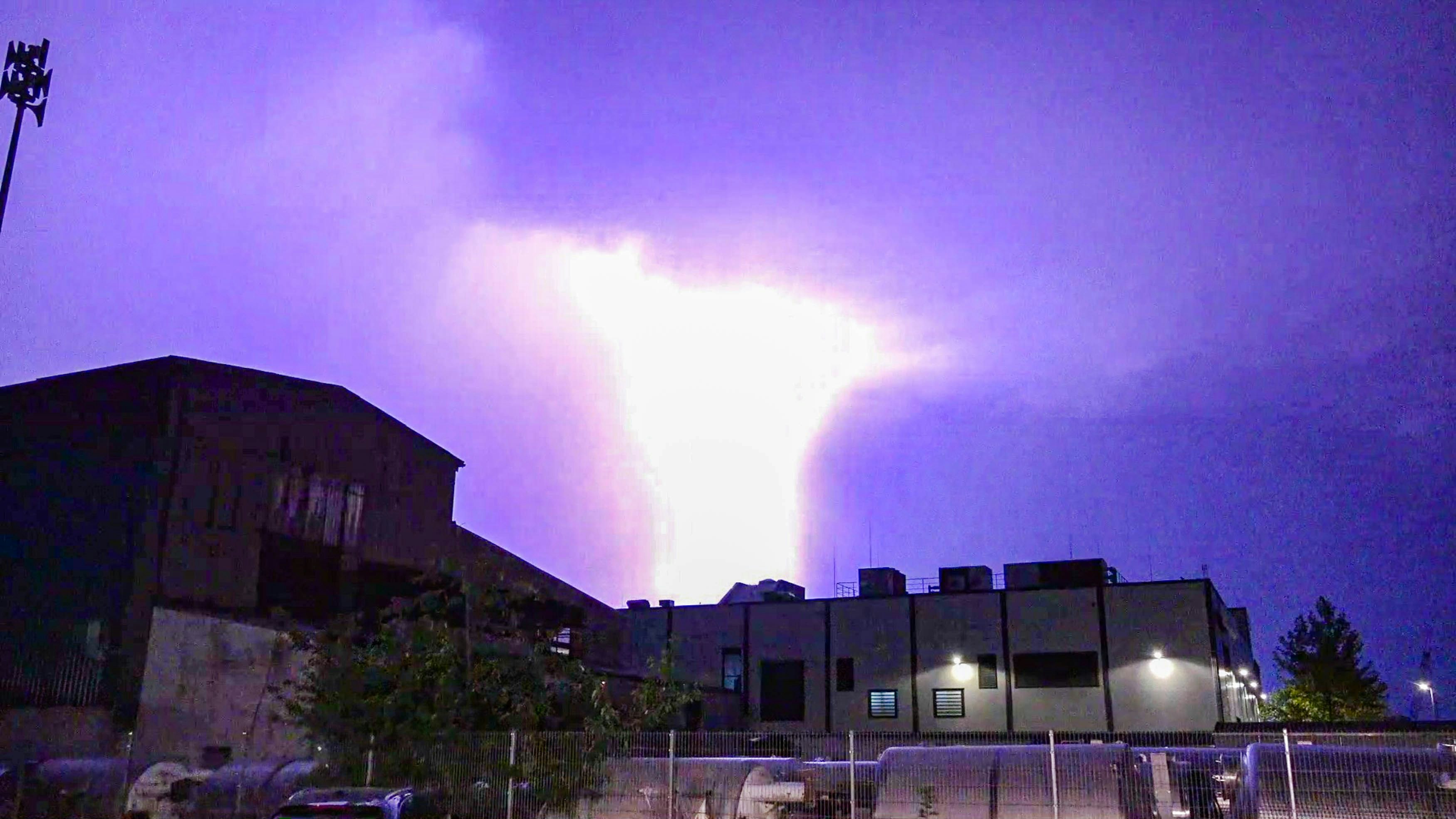 Heute.at - Unwetter mit gewaltigem Blitz-Spektakel erhellt Nacht