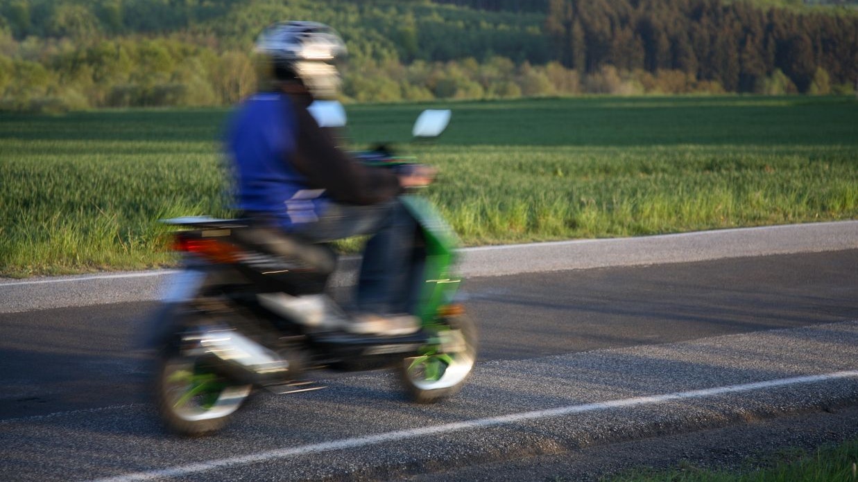 Heute.at - 17 Anzeigen! Moped-Lenker will vor Polizei fliehen