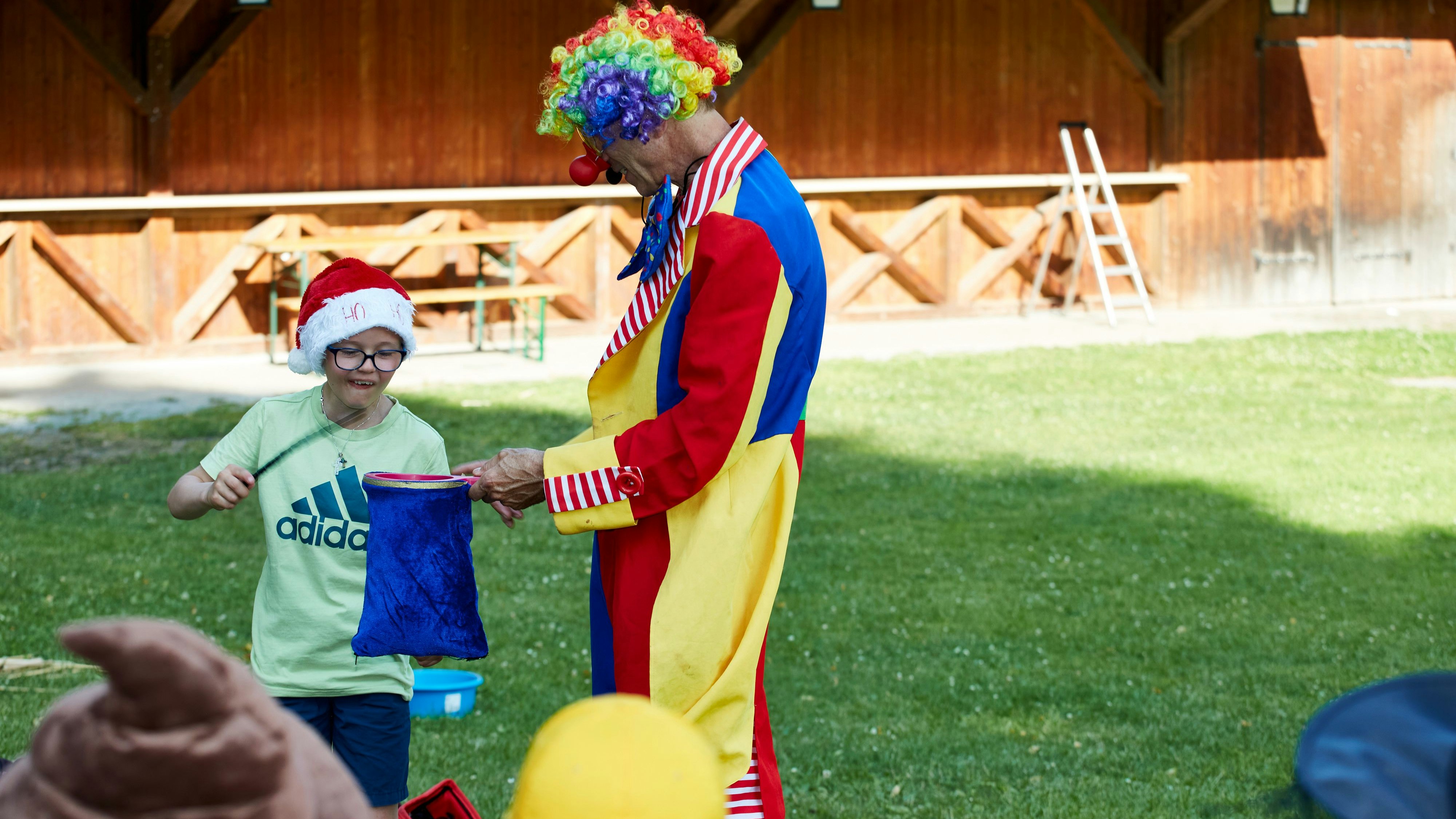 Luca wünscht sich eine Party für alle seine Freunde und alle Helfer, die ihm während der Krankheit beigestanden sind. Make-A-Wish erfüllte Luca disen Wunsch gerne.