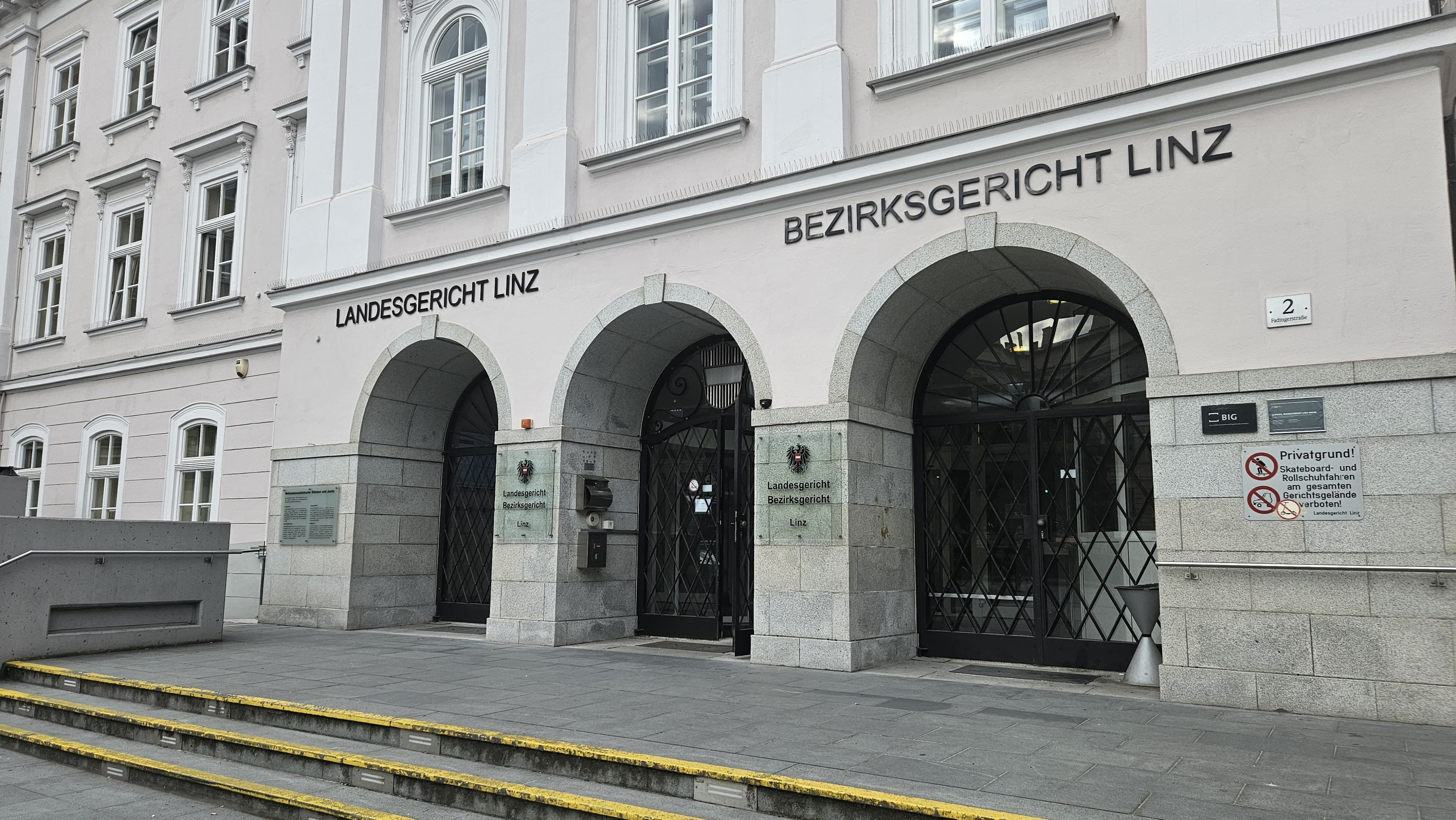 Die beiden Angeklagten (21, 23) mussten sich am Linzer Landesgericht verantworten.