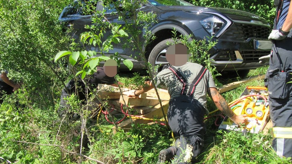Die Einsatzkräfte hievten das Auto wieder auf den Weg.