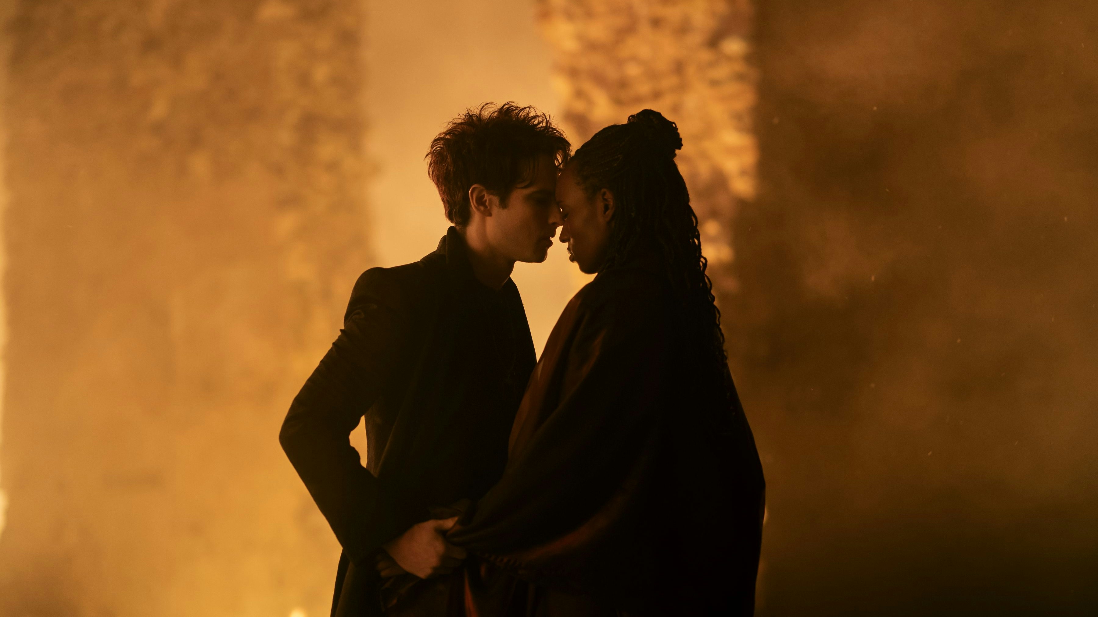 Morpheus (Tom Sturridge) und Nada (Umulisa Gahiga) in Staffel 2 von Netflix' "Sandman"