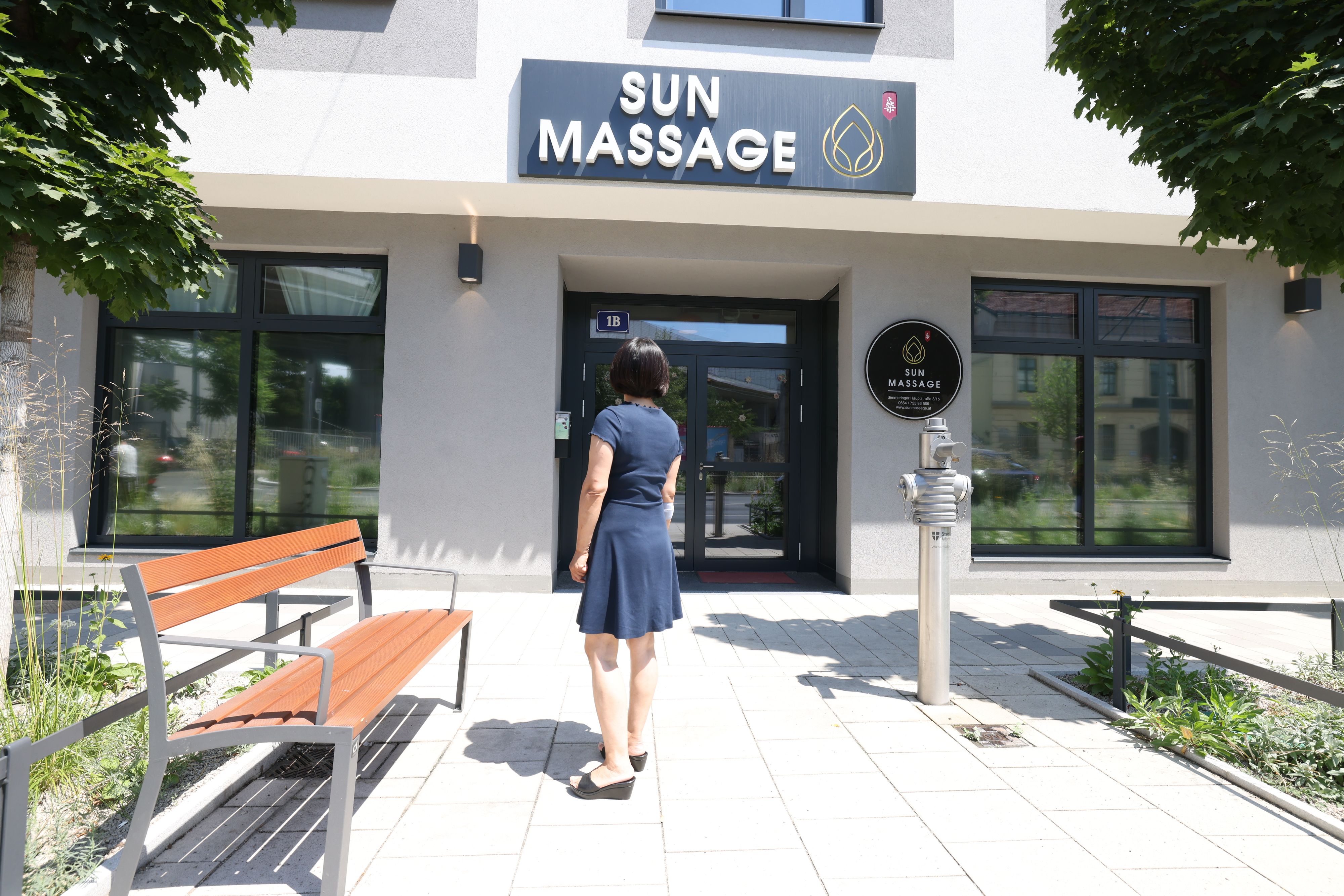 Poon Sun Yee ist Betreiberin des Sun Massage Studios, verliert viele Kunden durch die Baustelle.