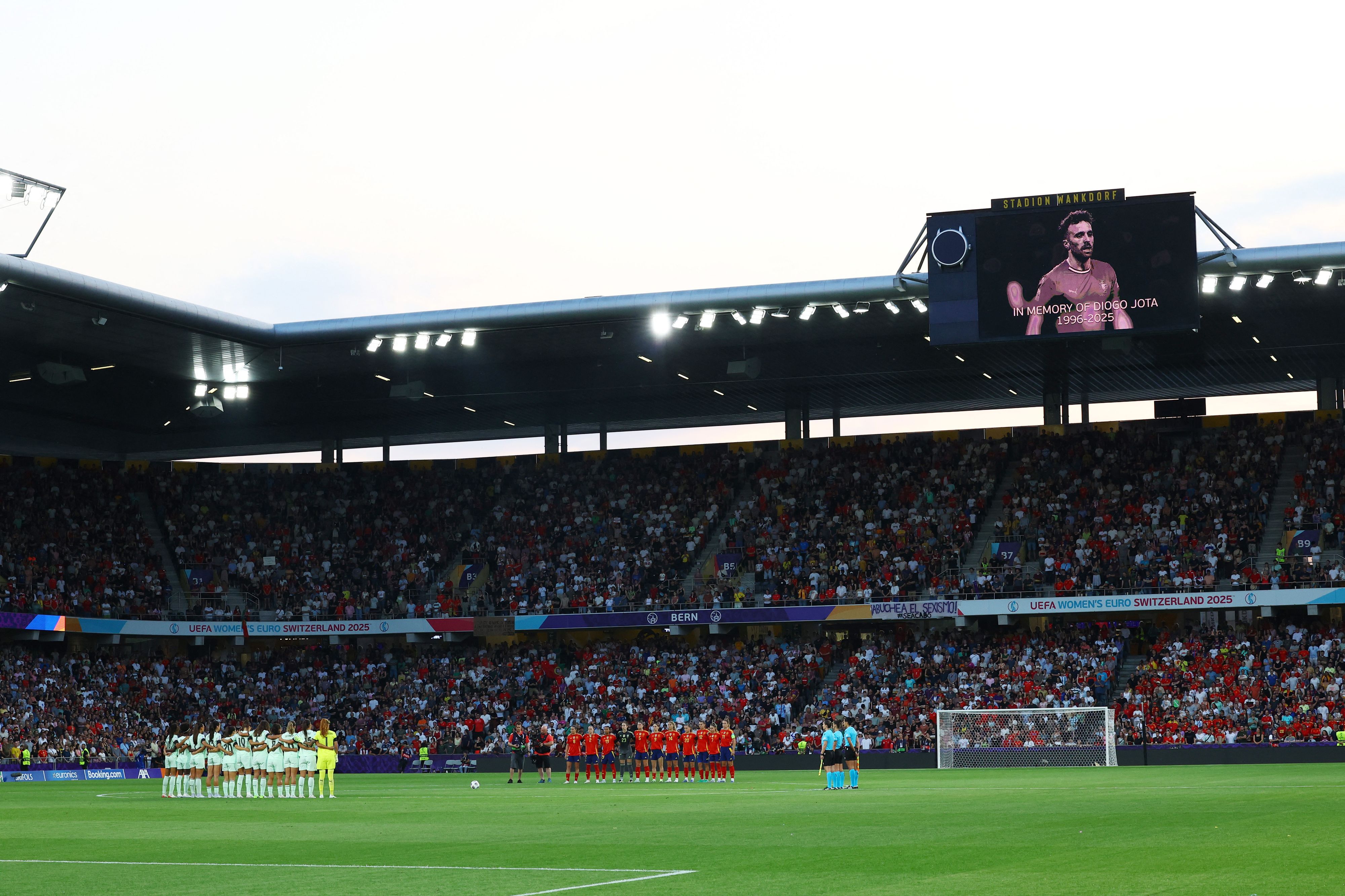 Die Nationalteams von Spanien und Portugal gedachten Diogo Jota in Bern. 