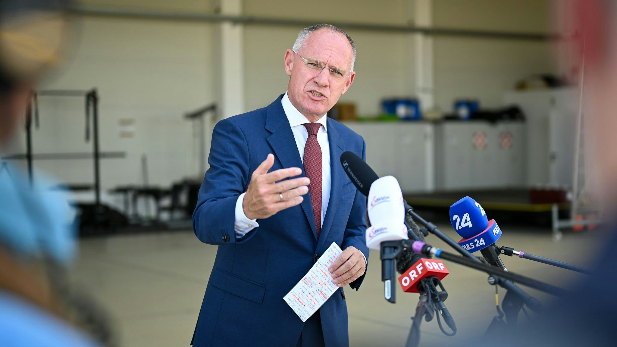 Innenminister Gerhard Karner (ÖVP) bei der Pressekonferenz nach der Abschiebung am Wiener Flughafen.