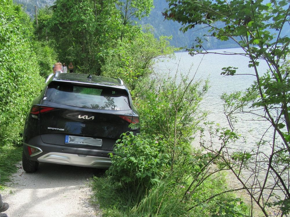 Die Touristen blieben mit dem Mietauto in der Böschung stecken.