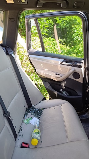 Italien-Urlaub: Auto eines Salzburgers in Jesolo aufgebrochen. Zehn weitere Fahrzeuge betroffen. Polizei ermittelt. Sicherheitsbedenken wachsen.