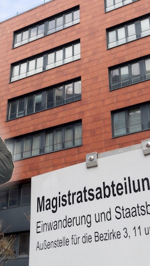 Behörden-Wahnsinn Wien: MA35 ruft Polizei bei Passantrag. Strafanzeige wegen Amtsmissbrauchs. Anwalt kritisiert Vorgehen. Aktuelle Entwicklungen!