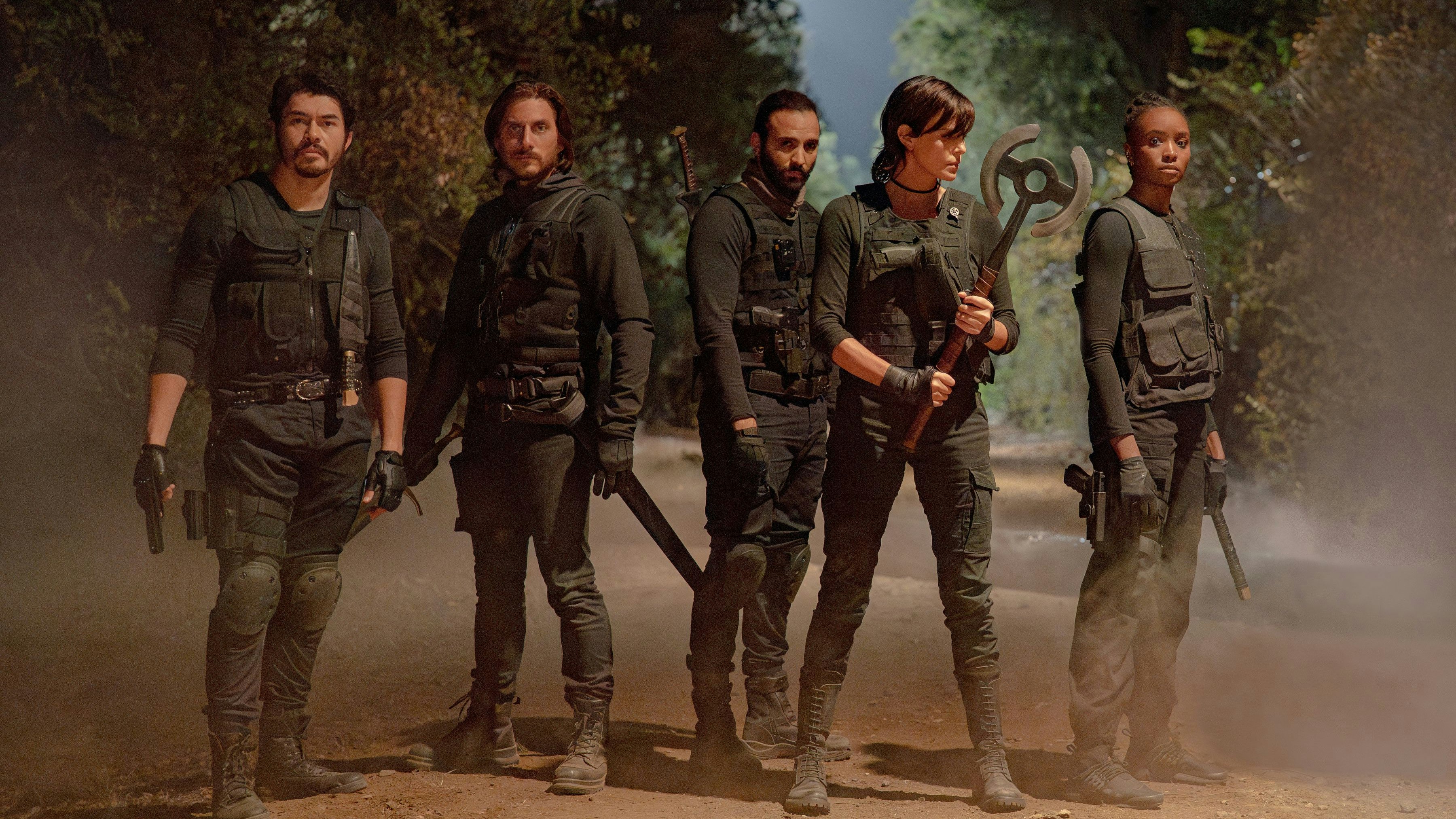 Die aktuelle Besetzung der "Alten Garde": Tuah (Henry Golding),&nbsp; Nicky (Luca Marinelli),&nbsp;Joe (Marwan Kenzari),&nbsp;Andy (Charlize Theron) und&nbsp;Nile (KiKi Layne) – "The Old Guard 2" auf Netflix