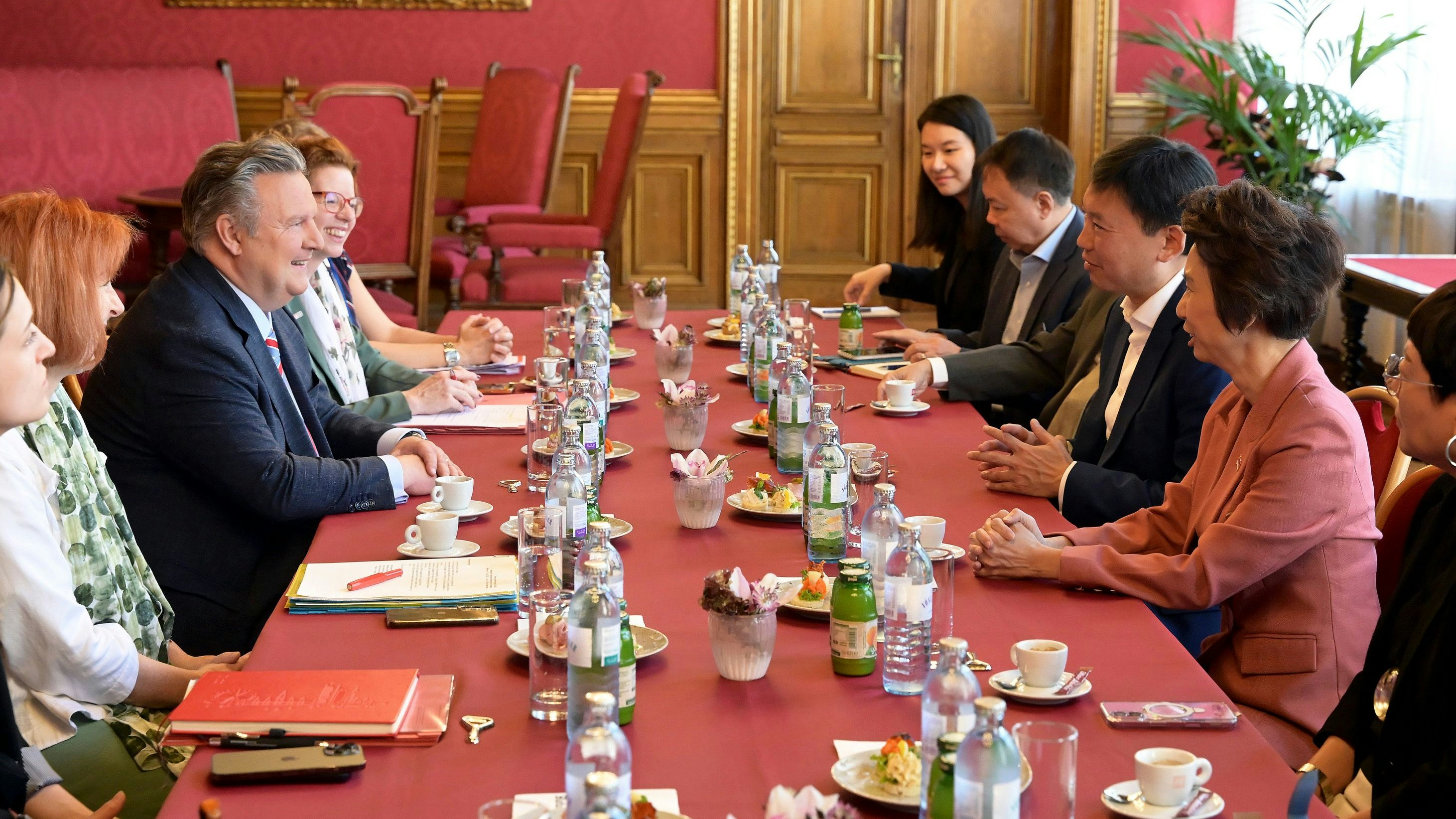 Bürgermeister Michael Ludwig empfing Minister für Nationale Entwicklung von Singapur Chee Hong Tat.