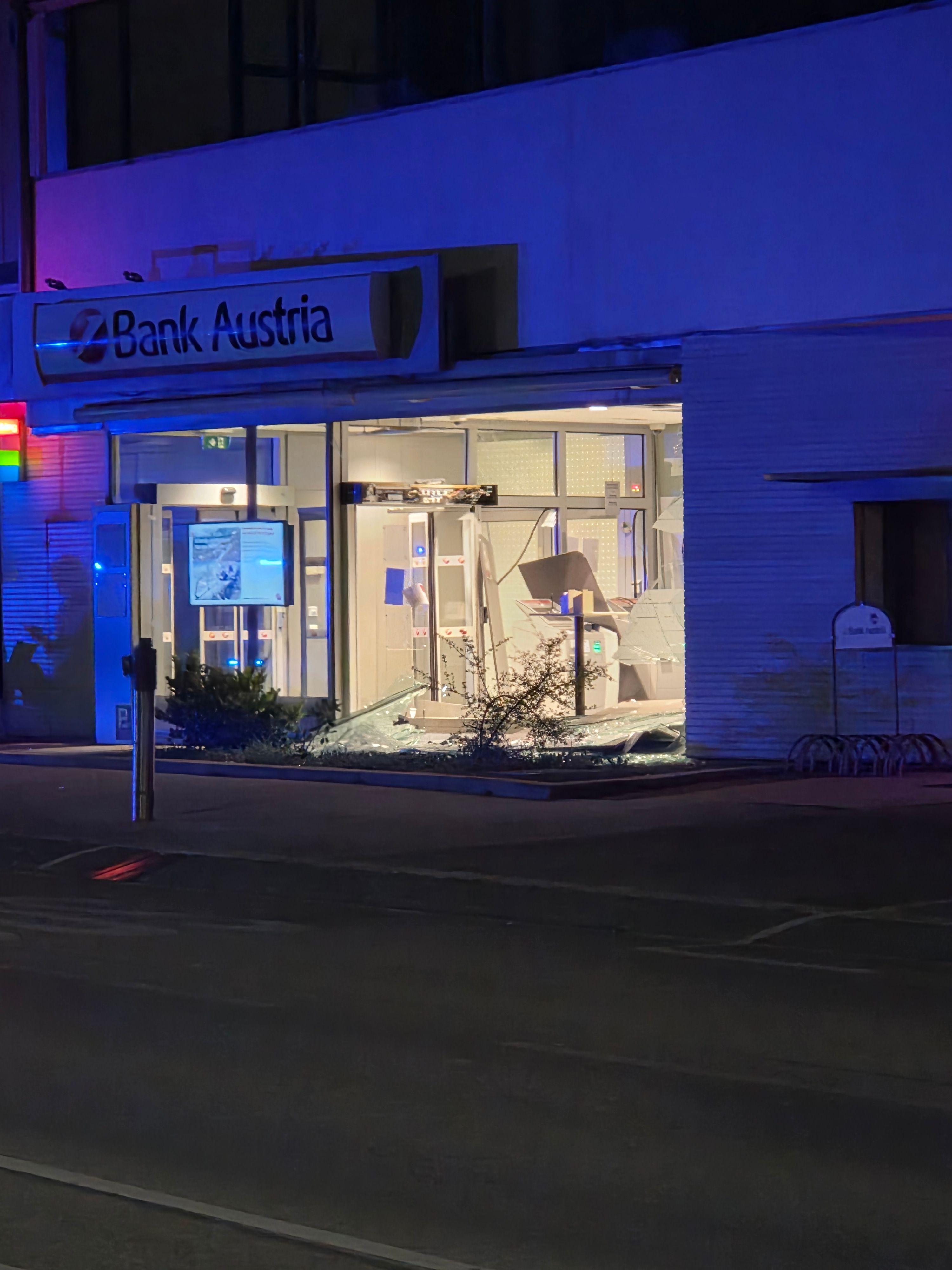 Kurz nach dem Coup: Die zerstörte Bank-Filiale. 