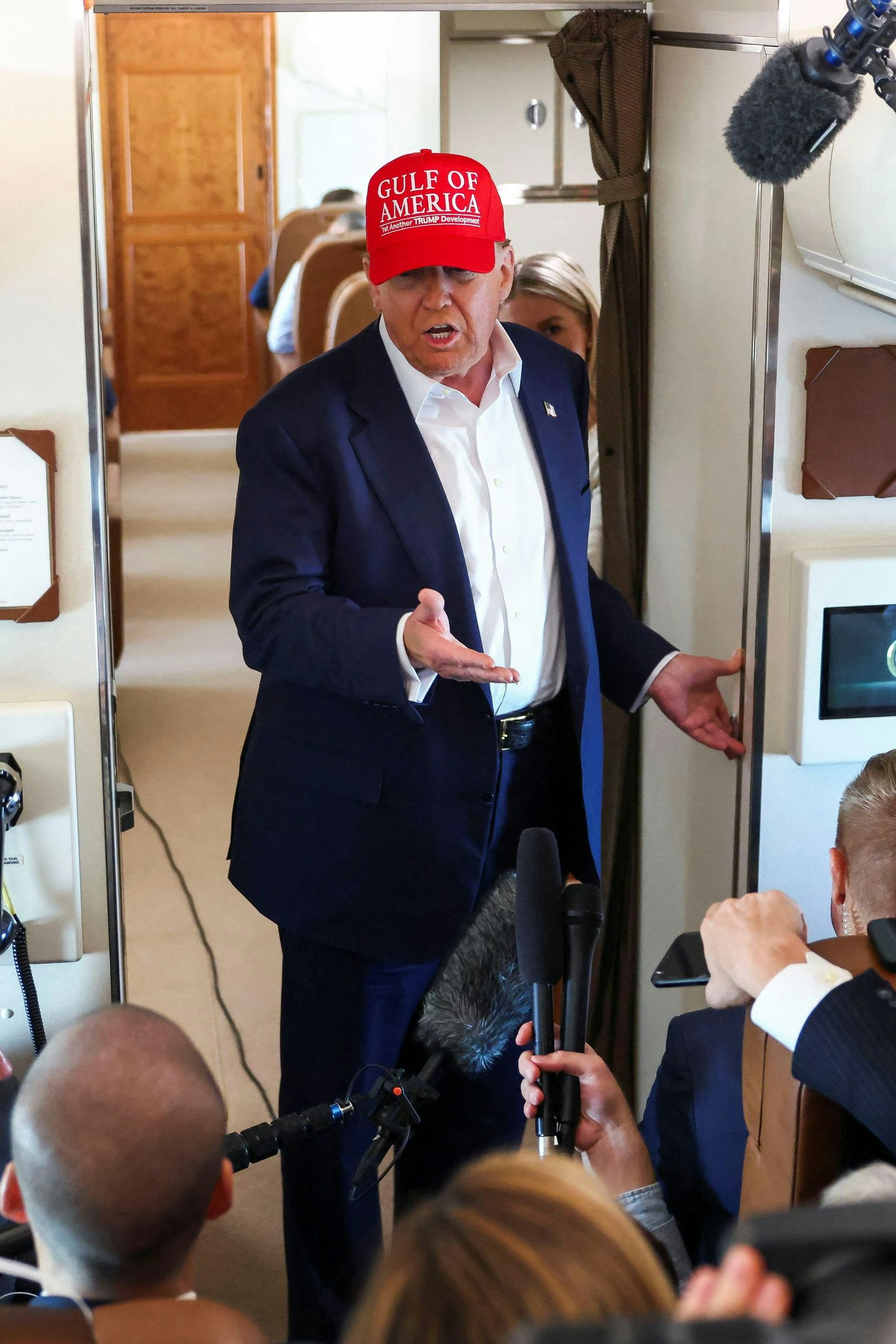 Donald Trump im Gespräch mit Reportern an Bord der Air Force One