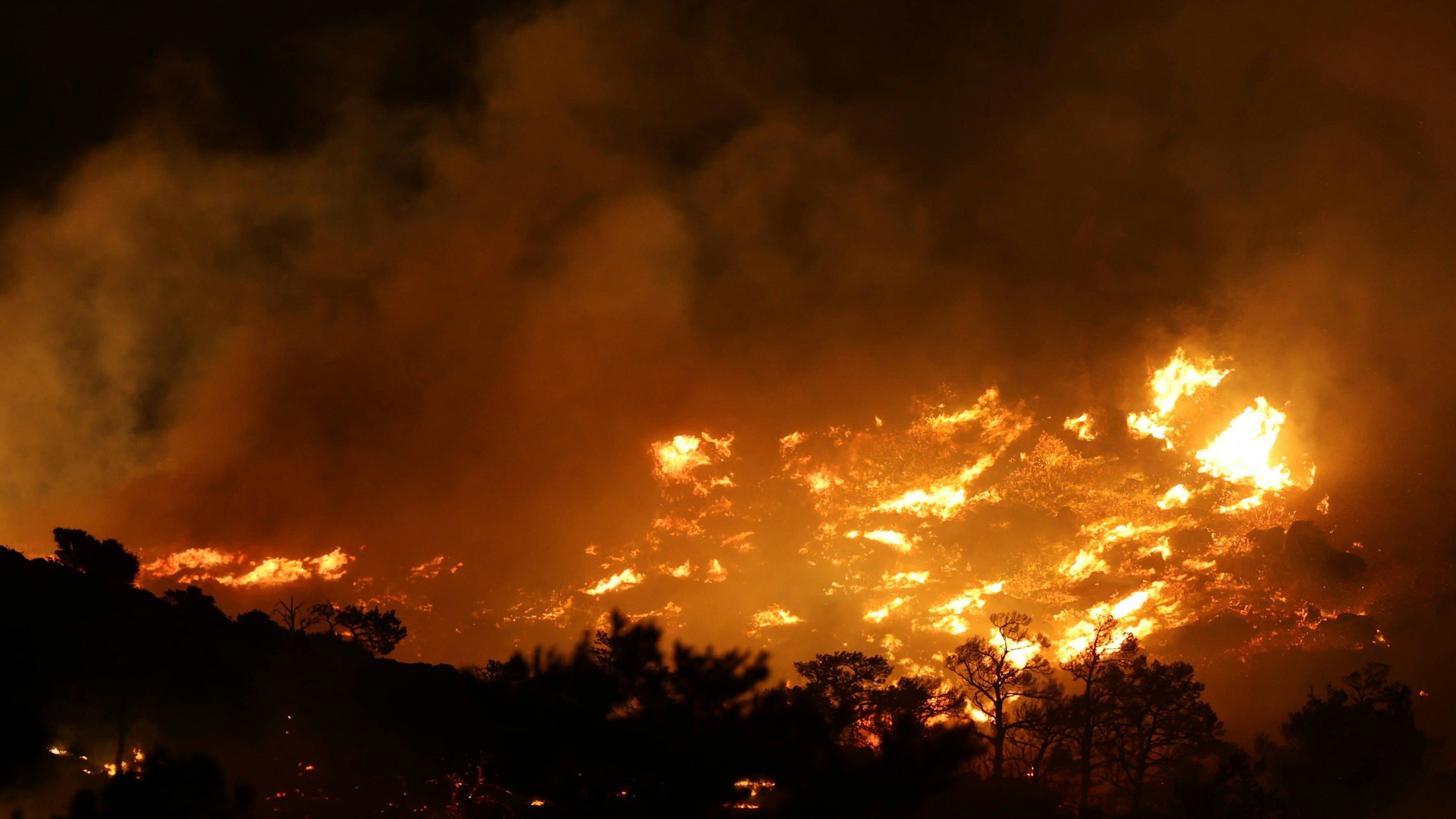 Heute.at - Waldbrand tobt – Hotels und ganze Dörfer evakuiert
