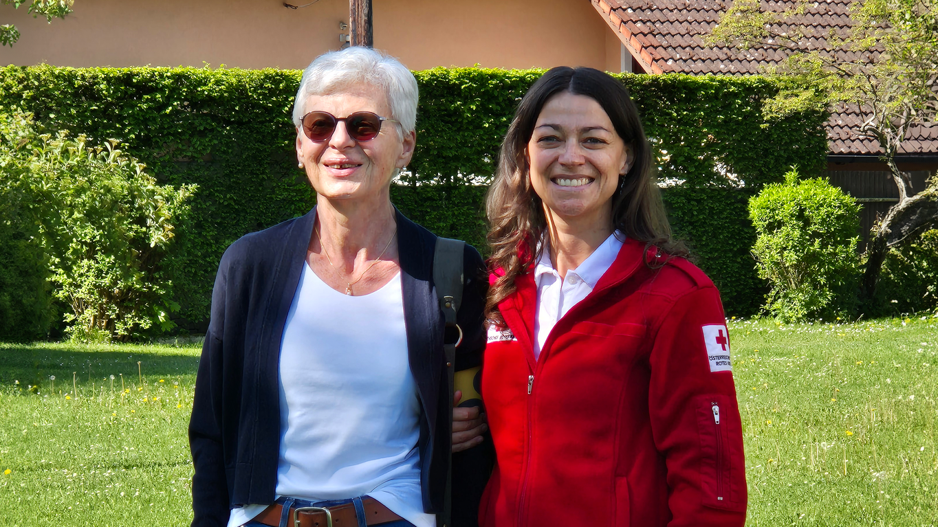 Die freiwillige Helferin Kerstin Kohlberger (re.) mit ihrer blinden Klientin Elisabeth (64).