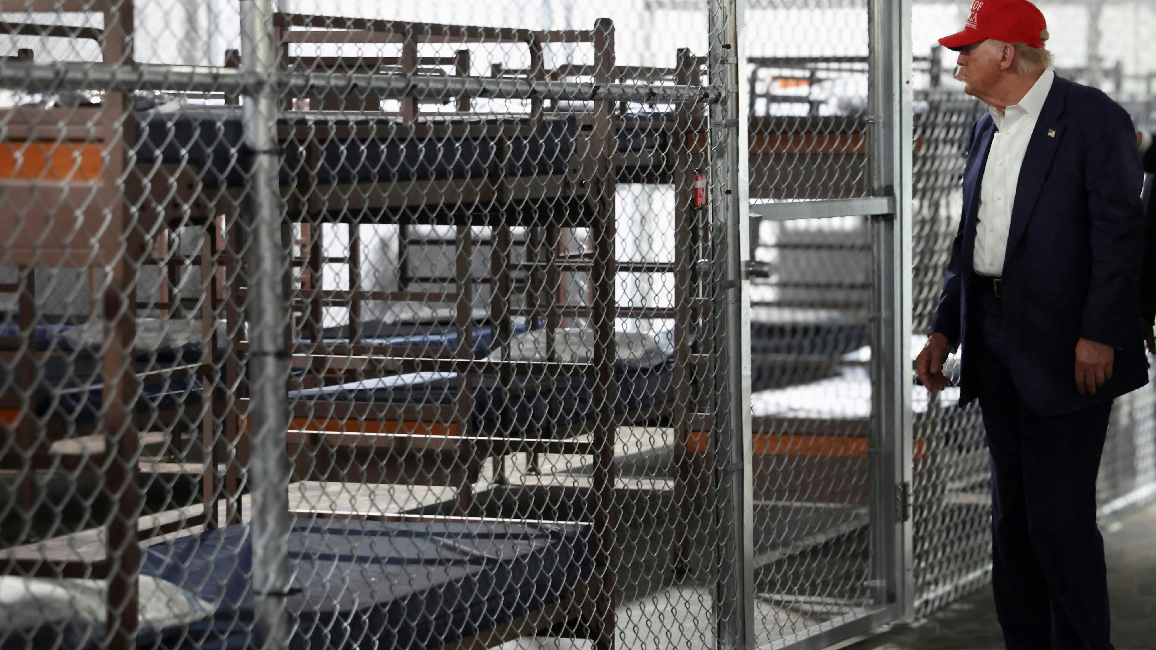 Donald Trump besucht "Alligator Alcatraz" in Ochopee, Florida, ein neues Flüchtlingslager