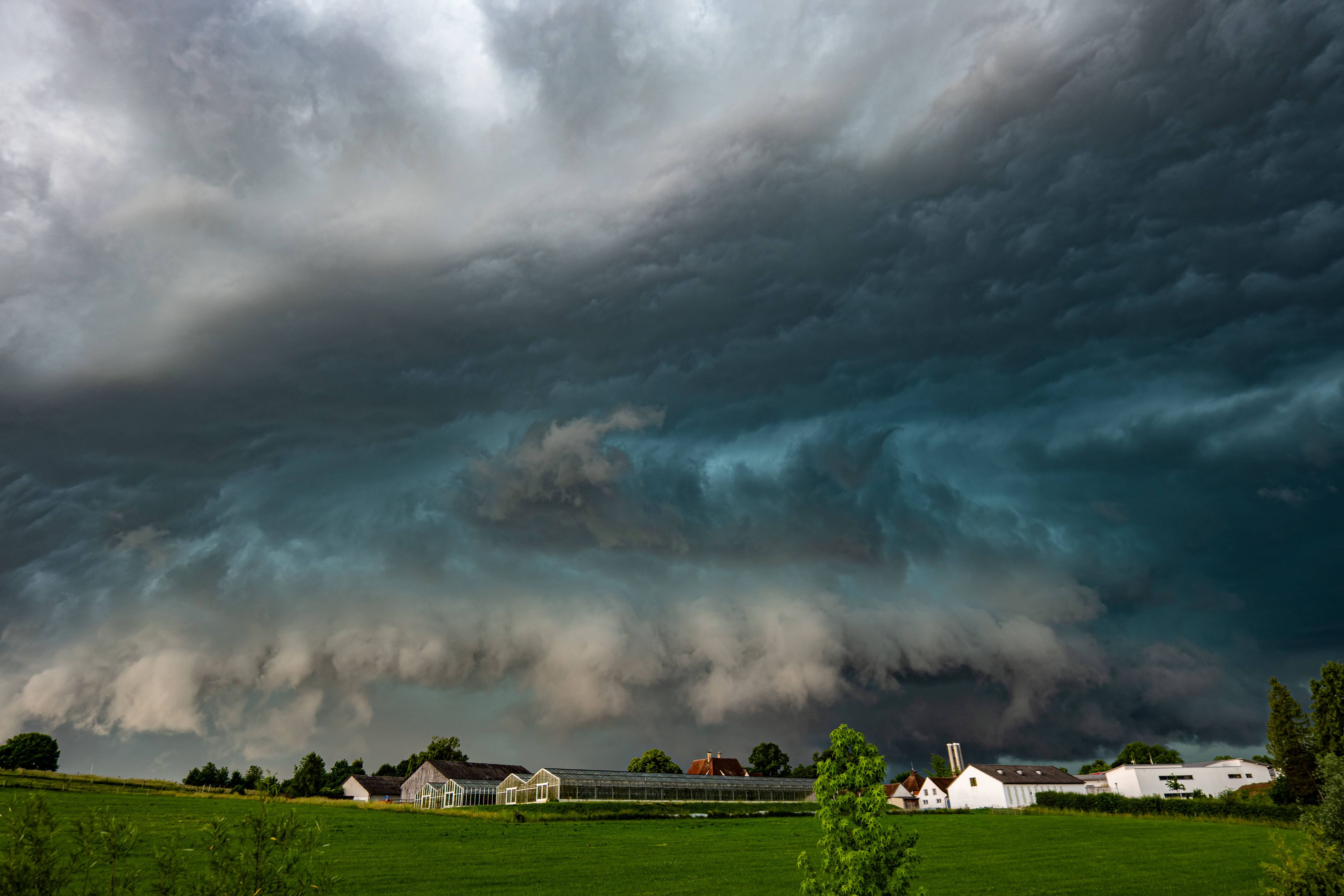 Ein kräftiges Gewitter steuert am Donnerstag auf Österreich zu.