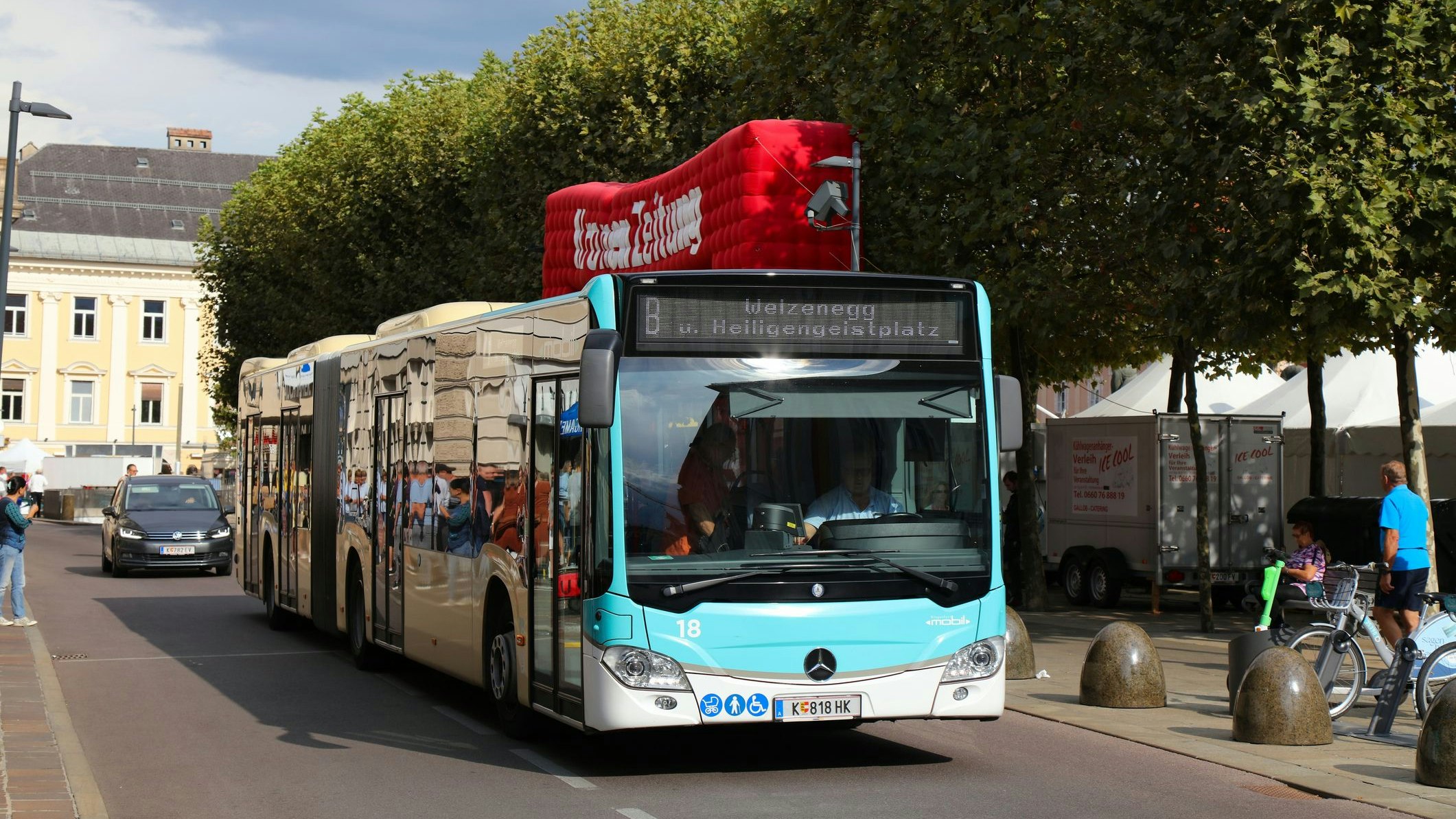 Der Linienbus kam von der Straße ab. (Symbolbild)