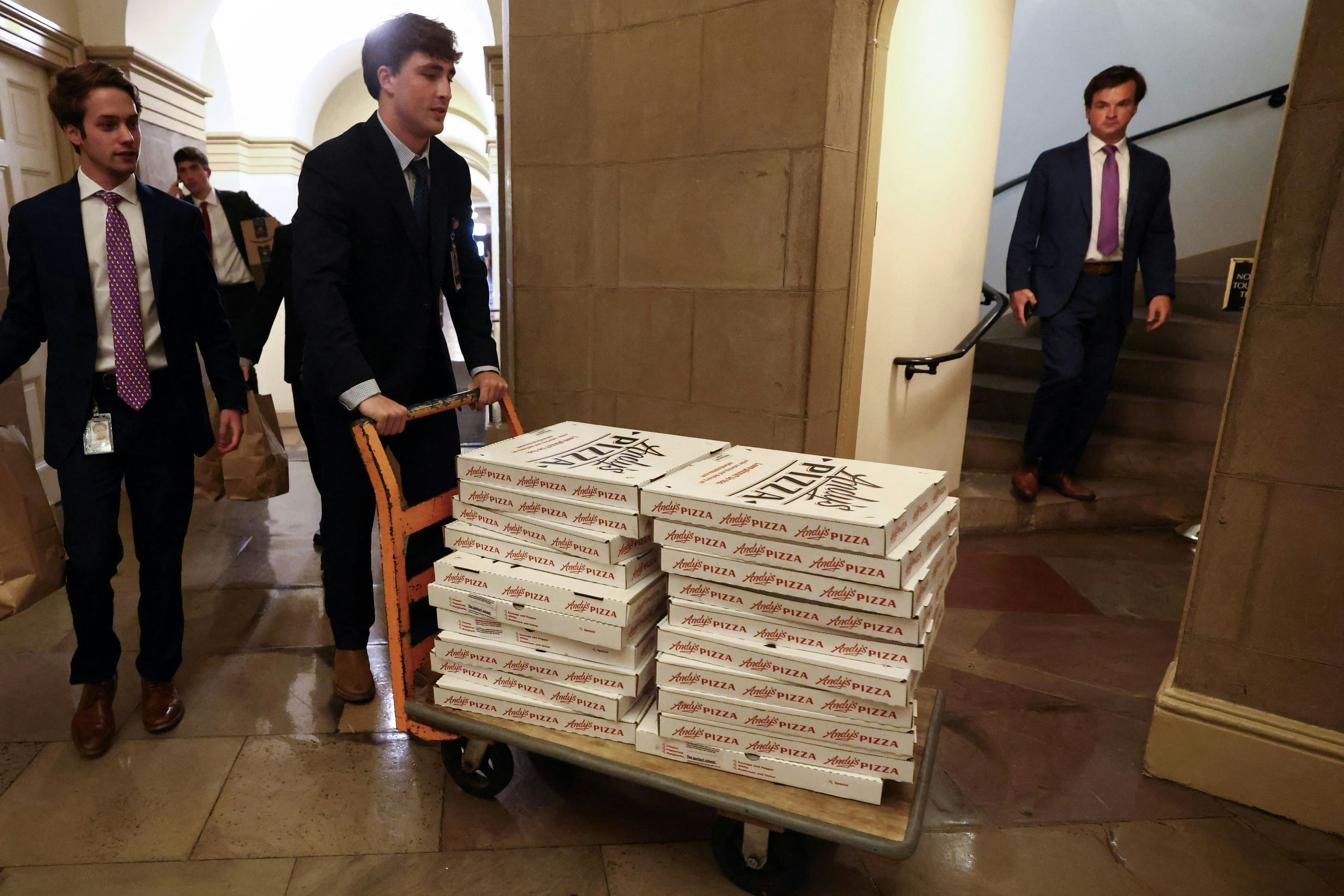 Mike Johnson, Sprecher des Repräsentantenhauses, bekommt eine Ladung Pizza geliefert