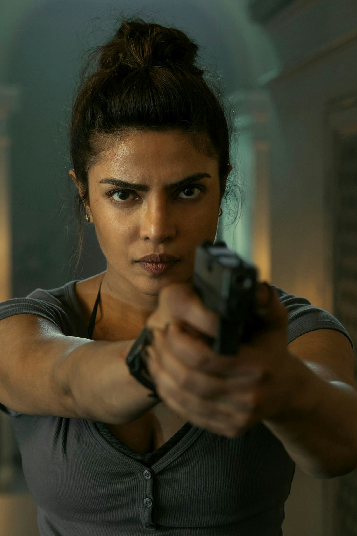 "Gaaanz langsam und keine falsche Bewegung": MI6-Agentin Noel (Priyanka Chopra Jonas) hat "Heads of State" überzeugende Argumente in der Hand