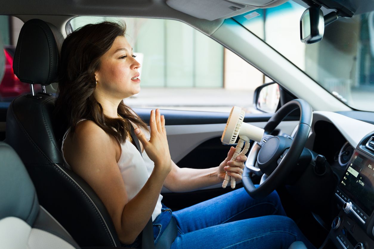 Im Sommer steigt die Innentemperatur im Auto auf bis zu 70 Grad.