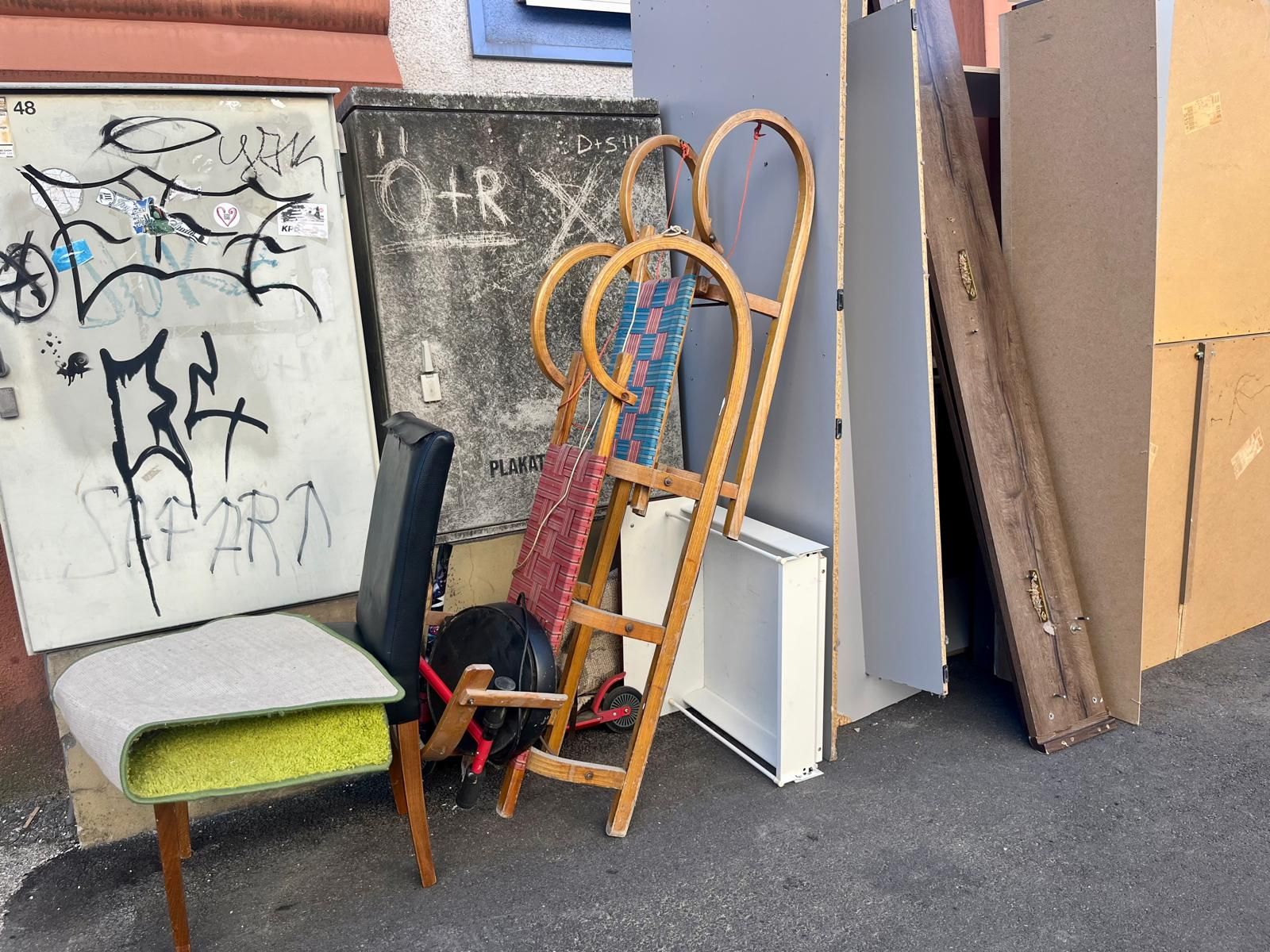 Ungewöhnlich anzuschauen: zwei ausrangierte Schlitten im sommerlichen Linz