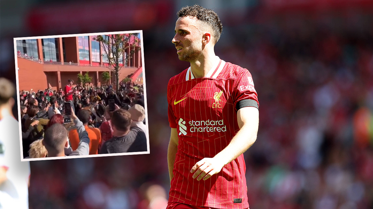 Liverpool-Fans singen vor dem Stadion der 