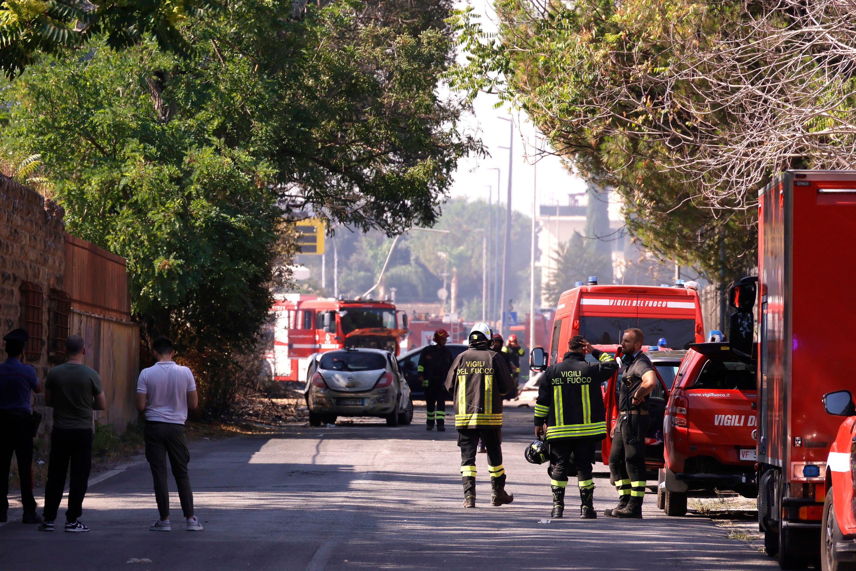 Download von www.picturedesk.com am 04.07.2025 (10:07).  Incidente a distributore di benzina in via dei Gordiani, quartiere Mindestens 21 Personen wurden verletzt, darunter auch Polizisten und Feuerwehrleute.