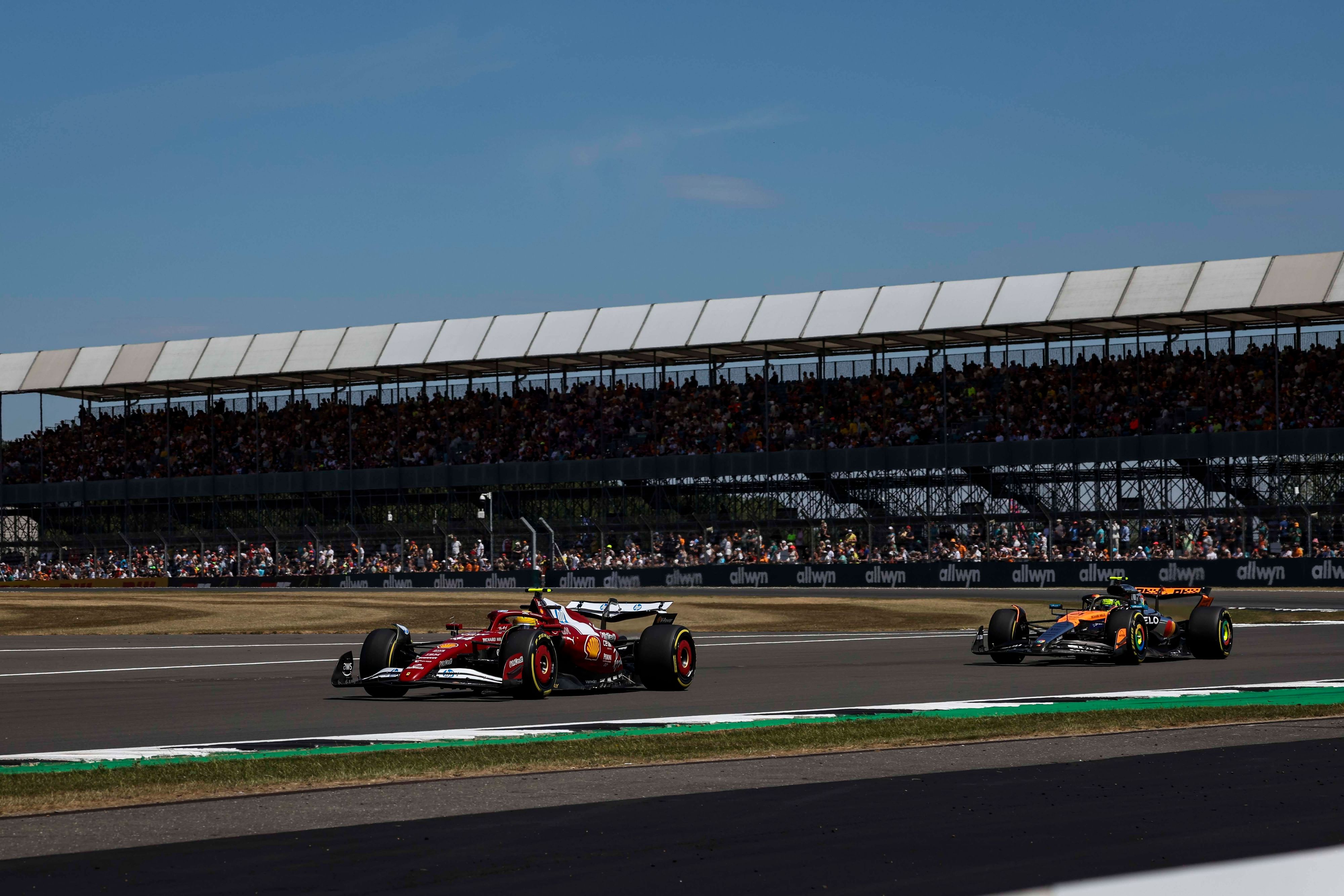 Ferrari-Star Lewis Hamilton stellt die erste Silverstone-Bestzeit auf. 