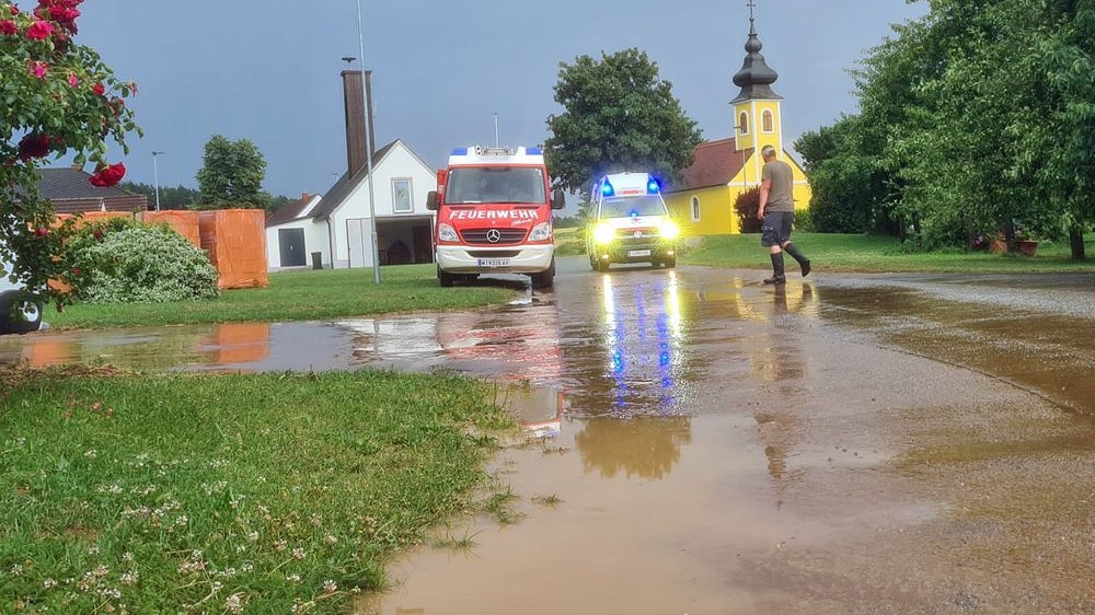 Heute.at - Feuerwehrmann bei Unwetter-Einsatz verletzt