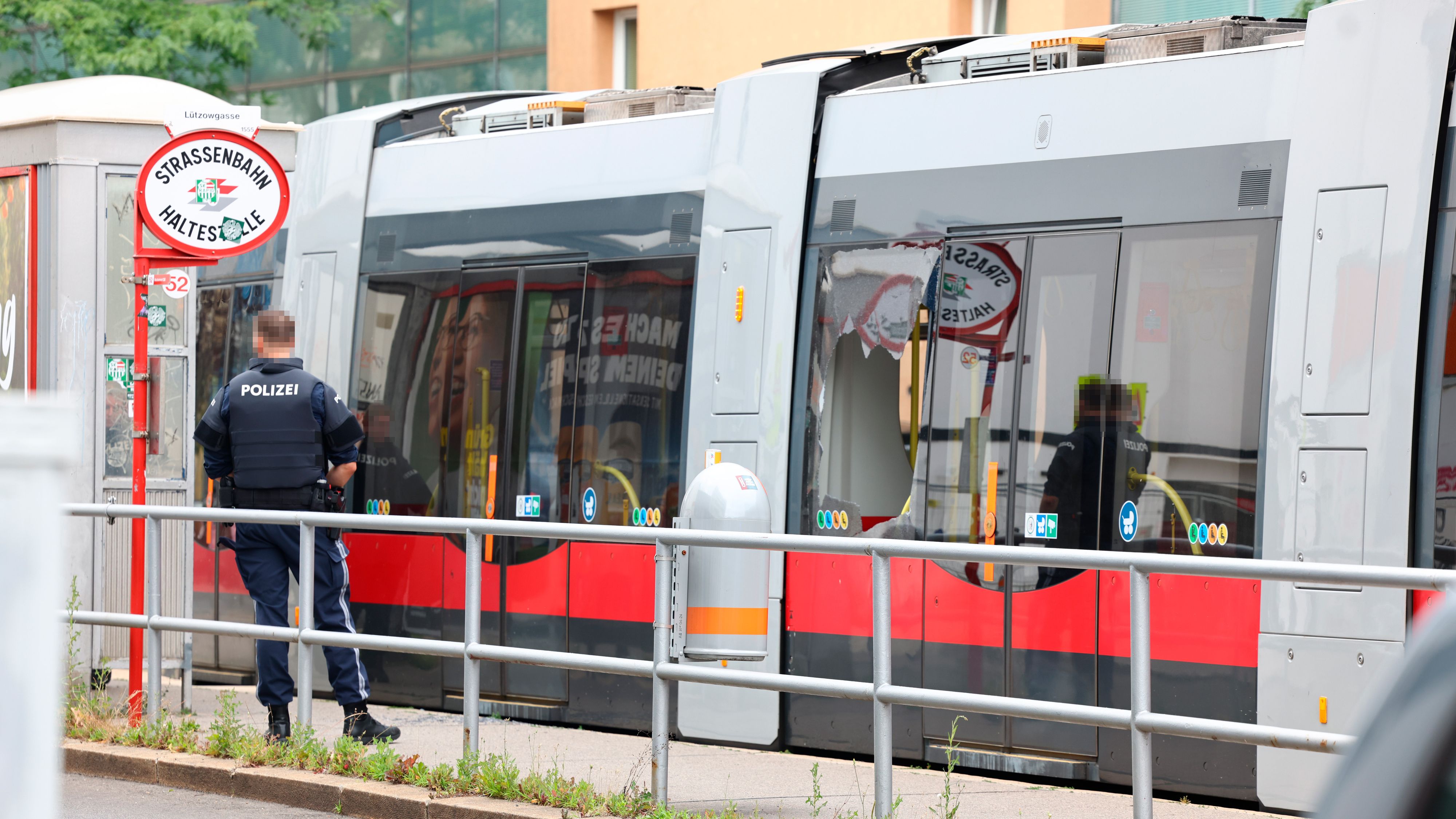 Bilder des Großeinsatzes nach einem Schuss auf eine Bim in der Linzer Straße am 4. Juli 2025.