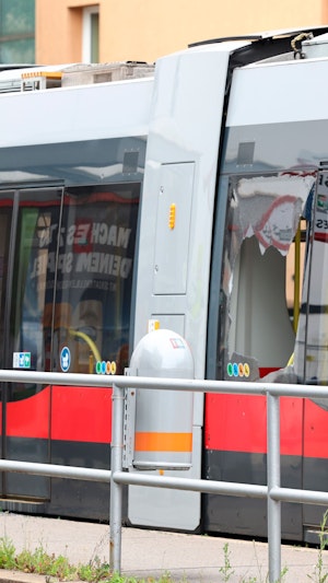 Schuss auf Bim in Wien: Projektil verfehlte Fahrgäste nur knapp. Verdächtiger gefasst, Ermittlungen wegen versuchten Mordes laufen.